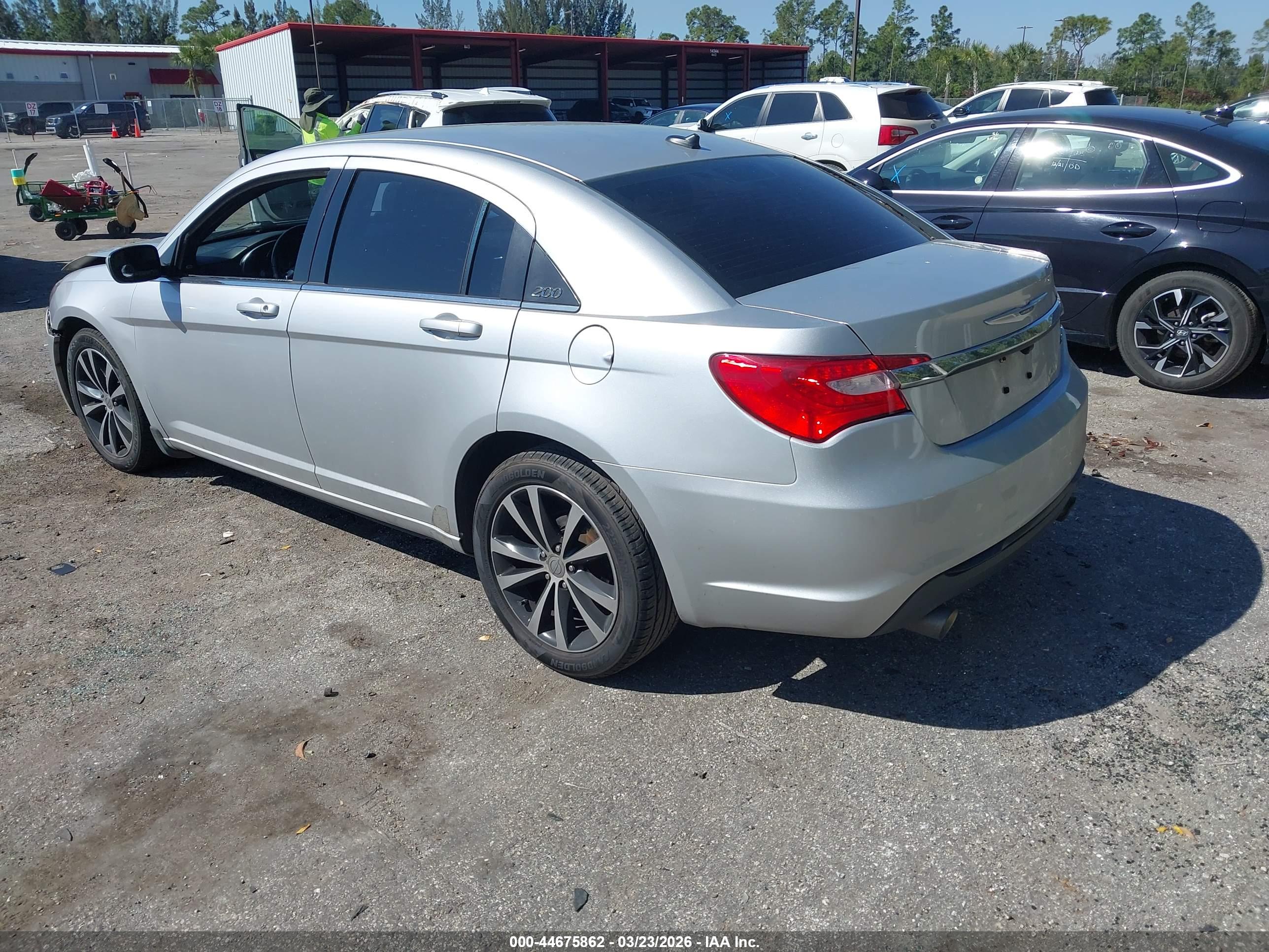 CHRYSLER 200 image 3