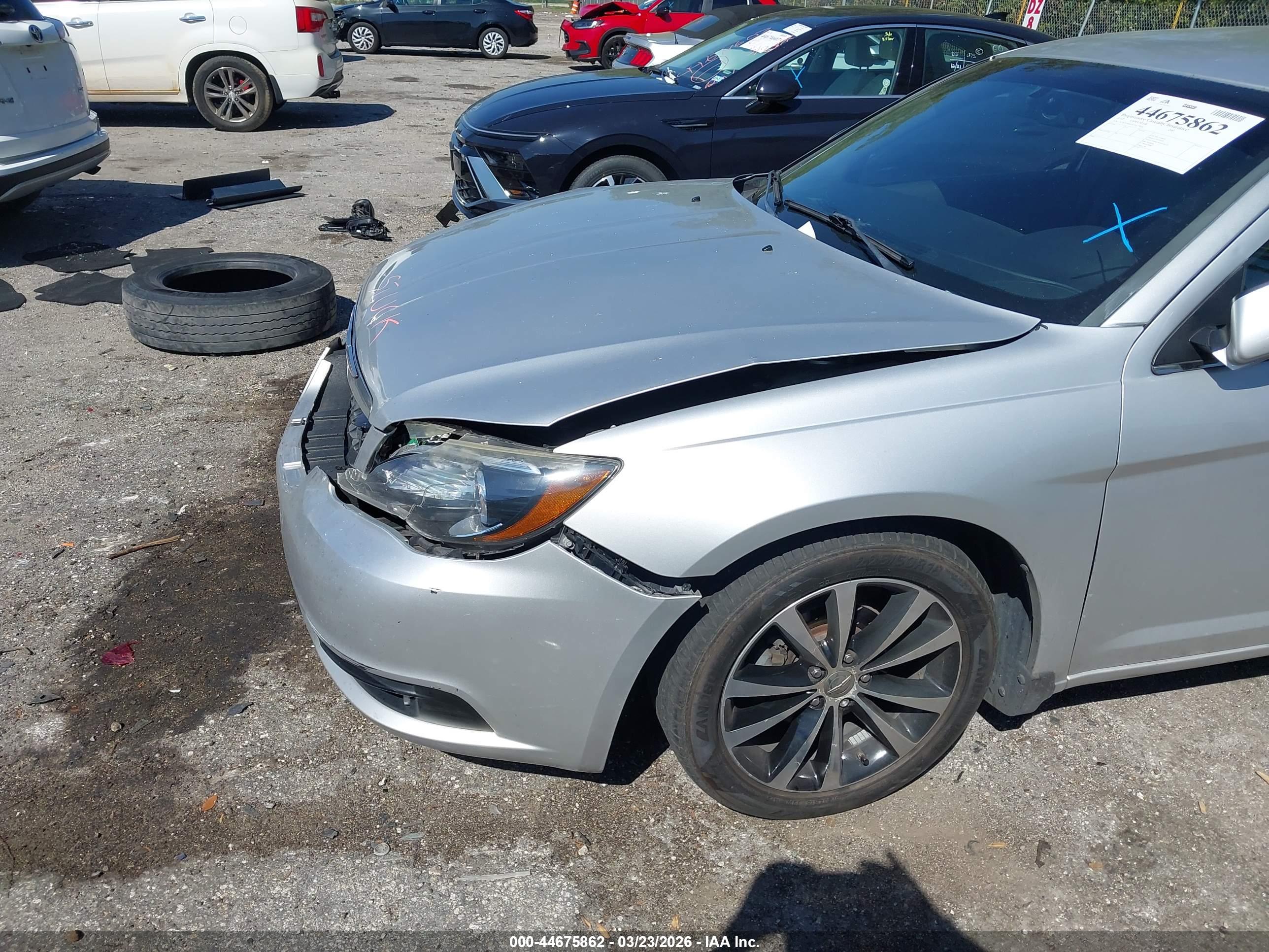 CHRYSLER 200 image 6