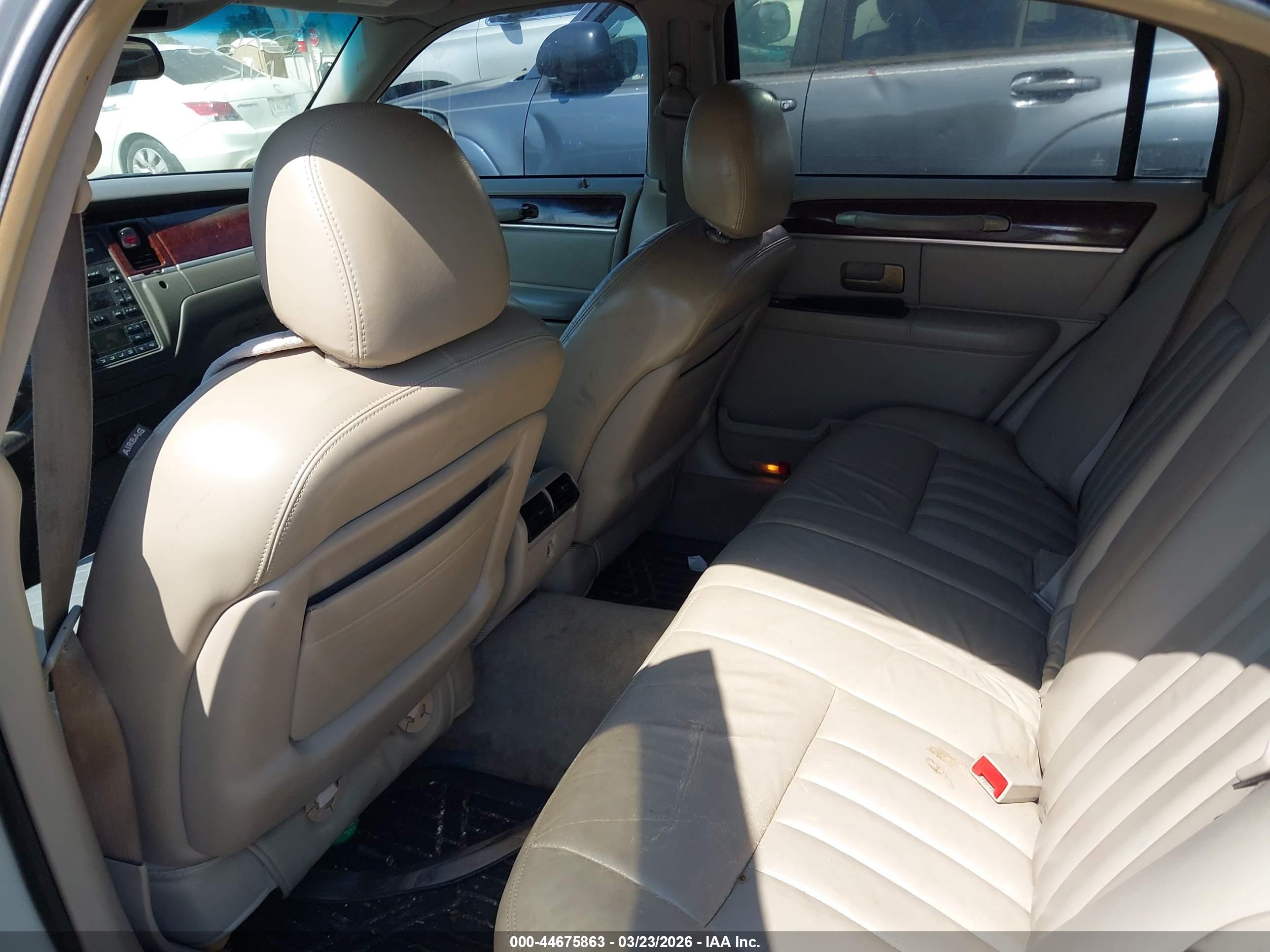 LINCOLN TOWN image 8