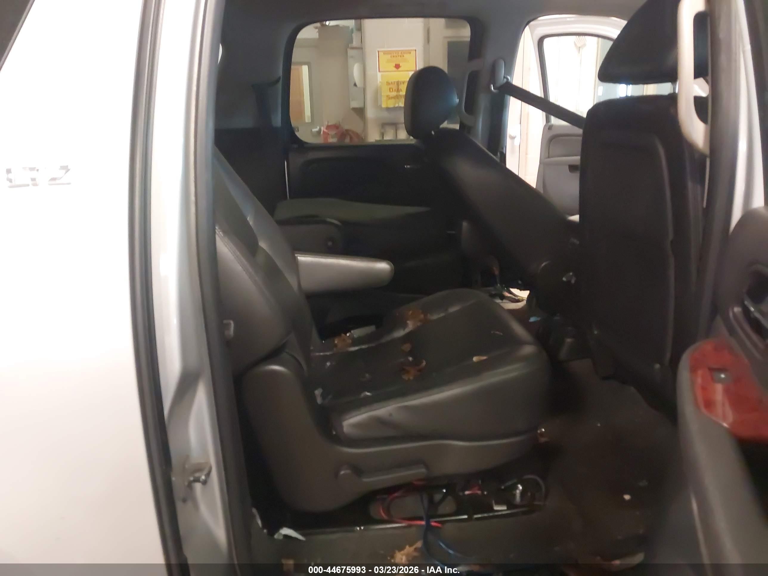 CHEVROLET SUBURBAN image 8