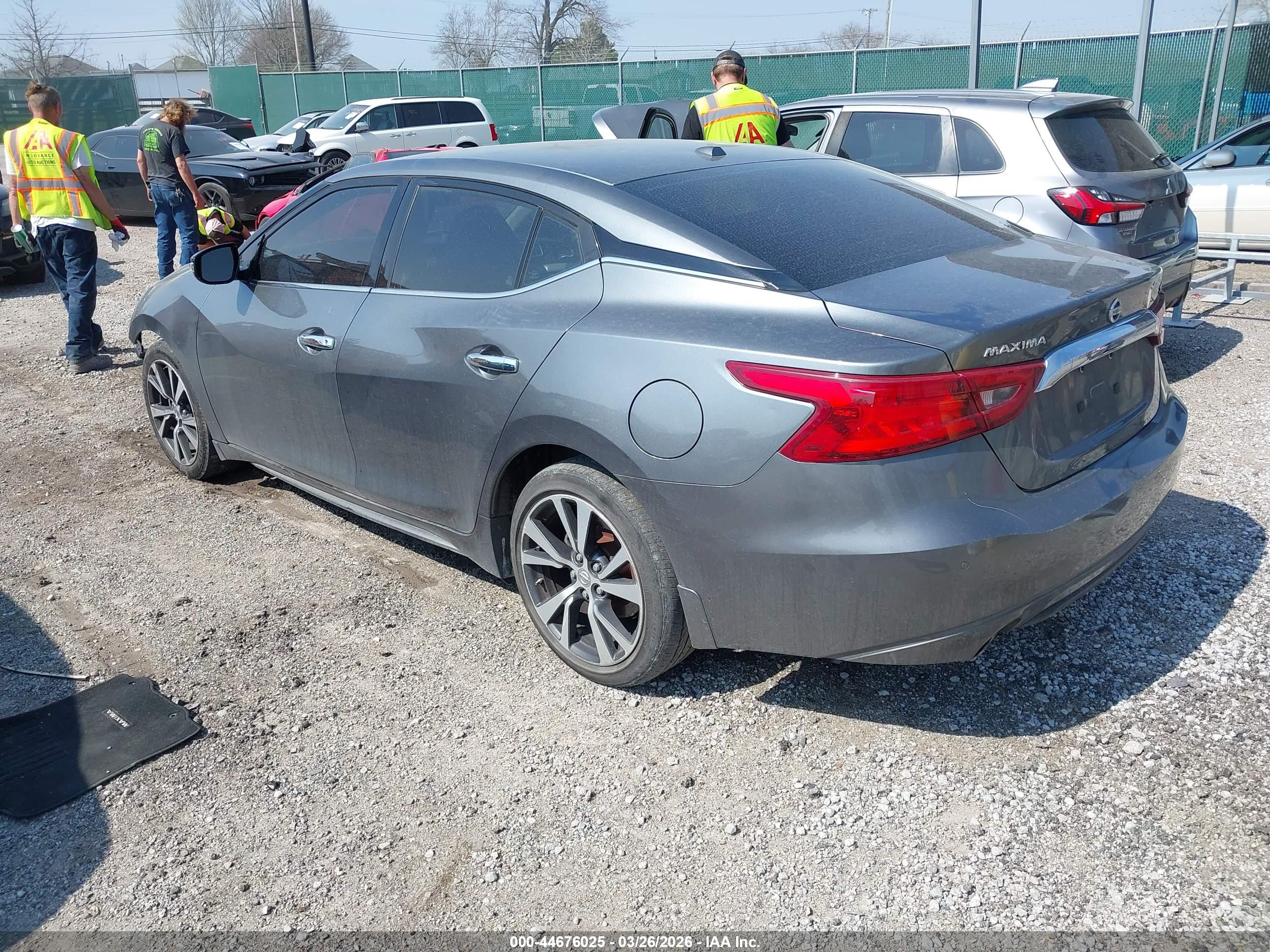 NISSAN MAXIMA image 3