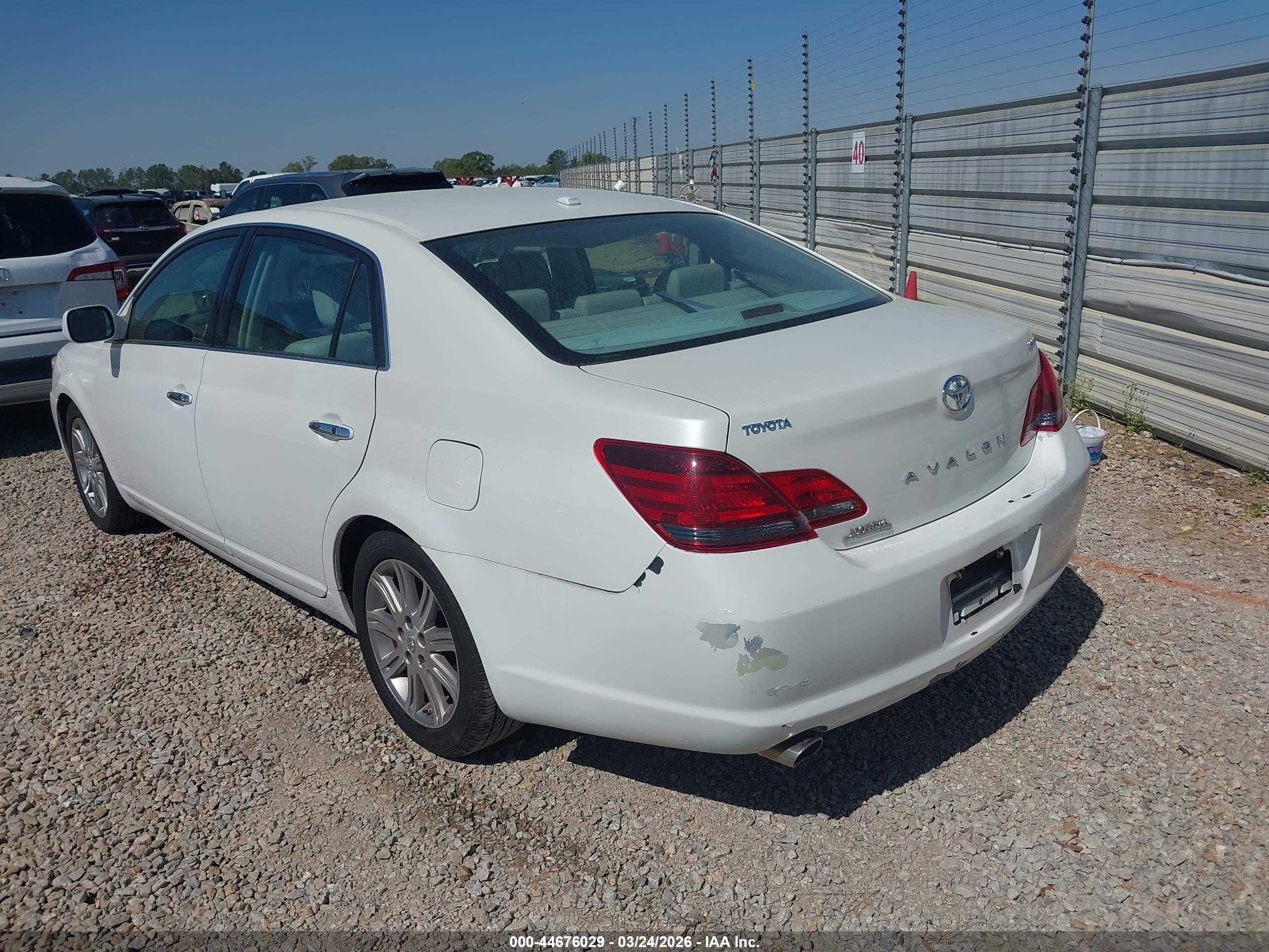 TOYOTA AVALON image 3