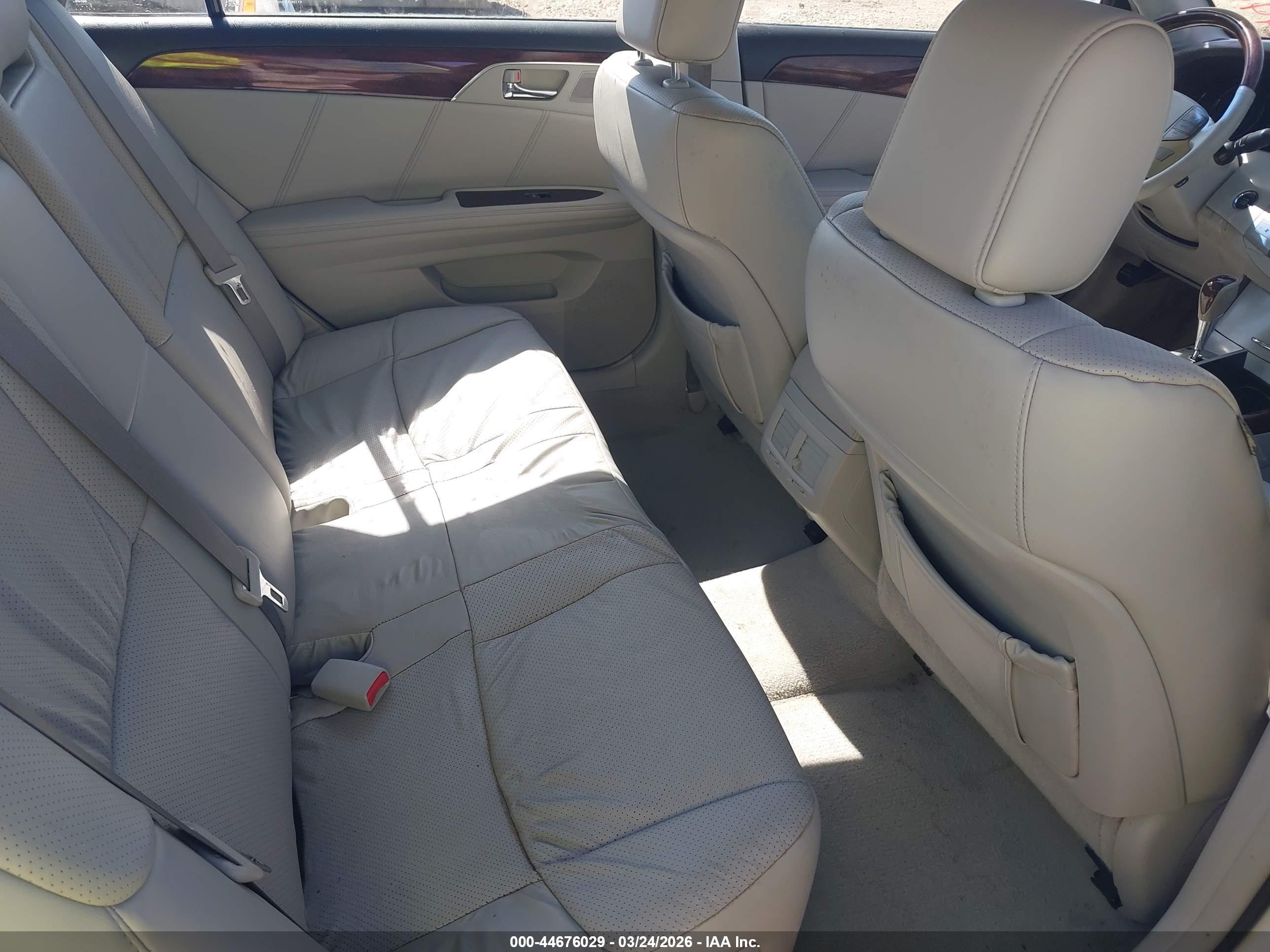 TOYOTA AVALON image 8