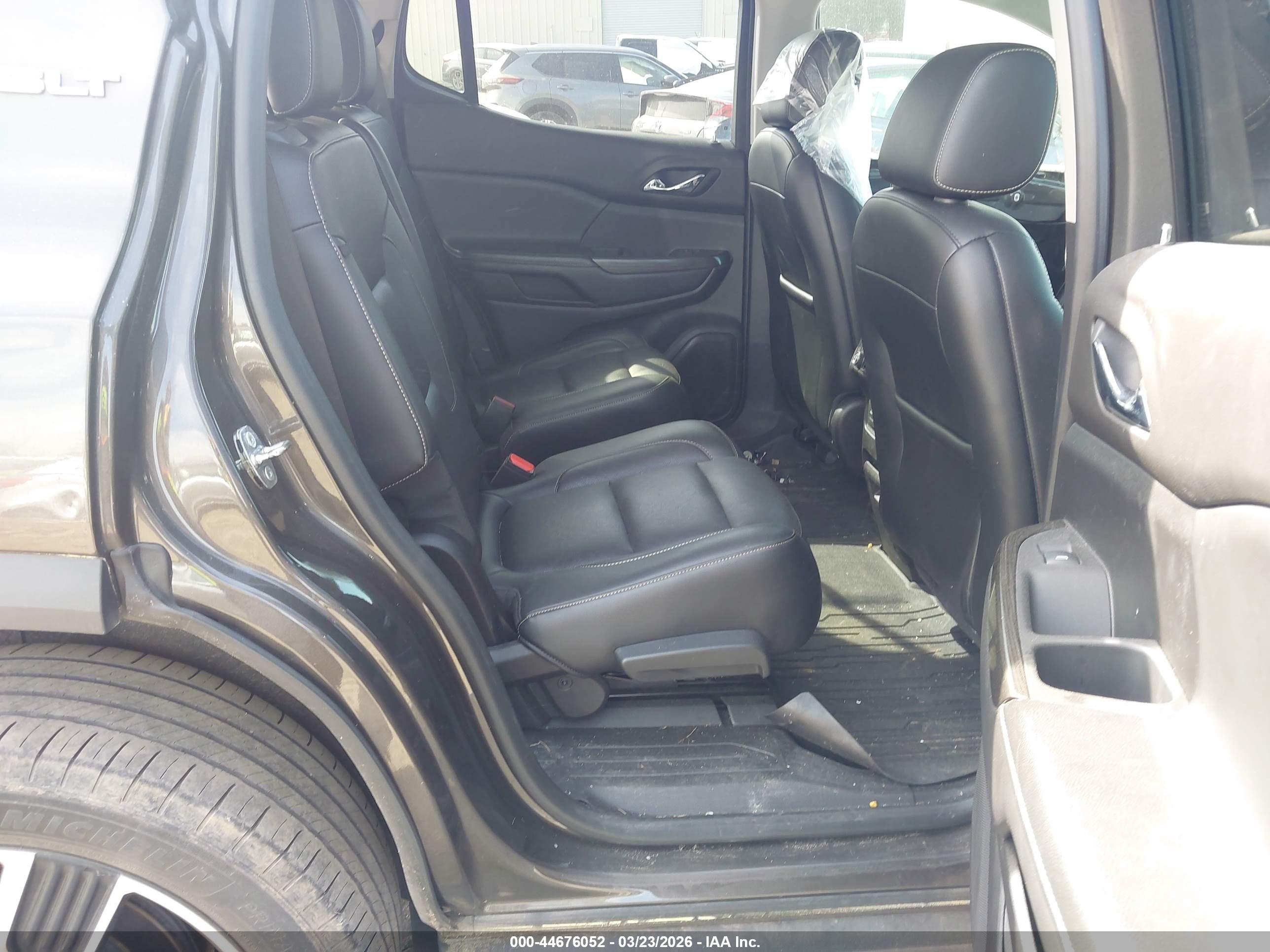 GMC ACADIA image 8