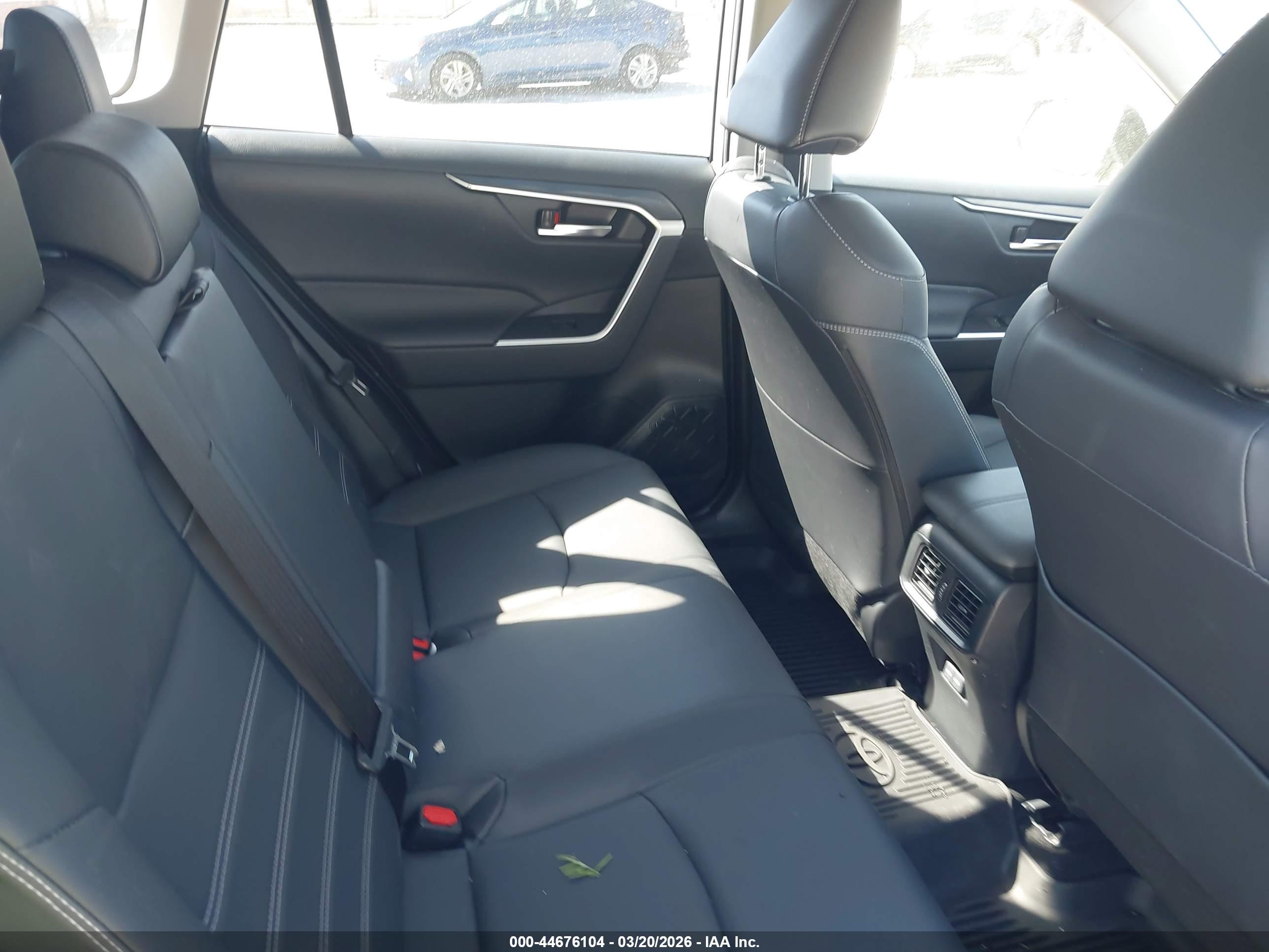 TOYOTA RAV4 image 8