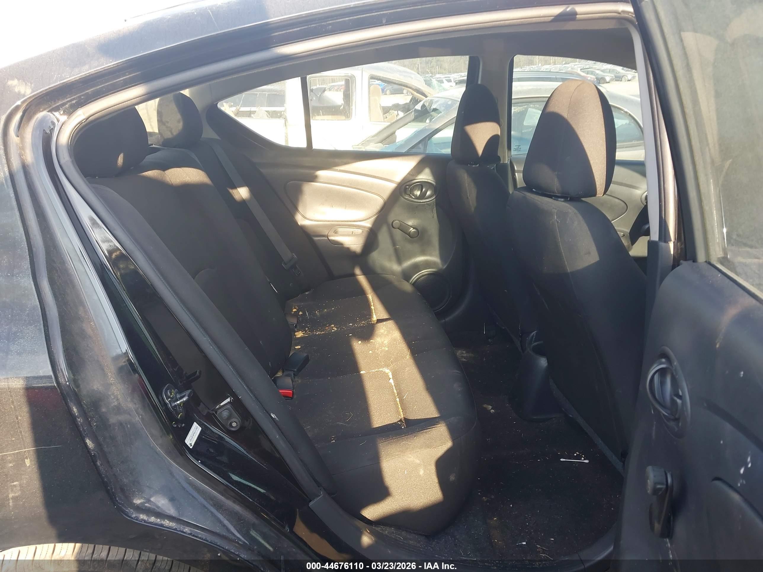 NISSAN VERSA image 8