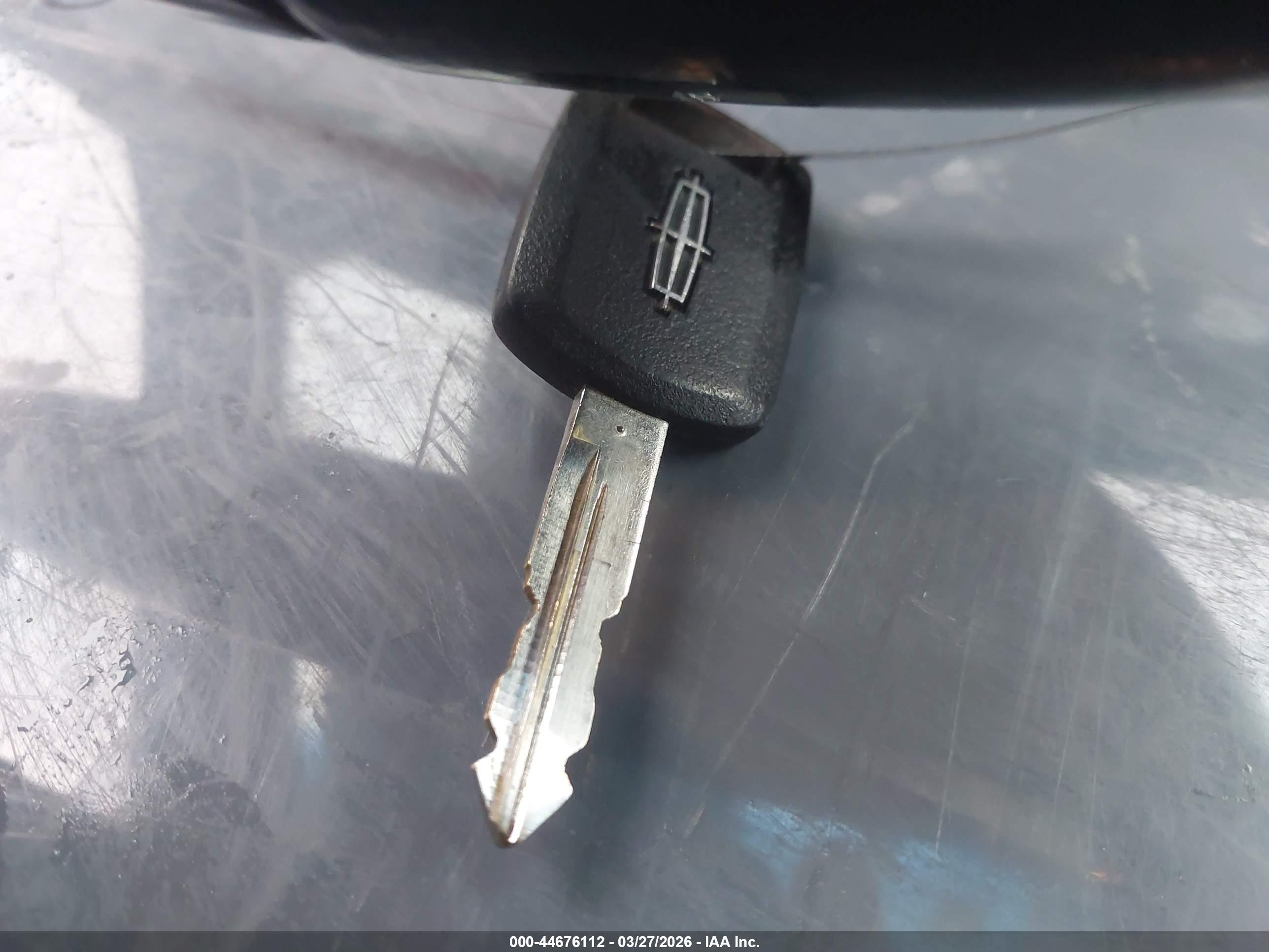 LINCOLN TOWN image 11