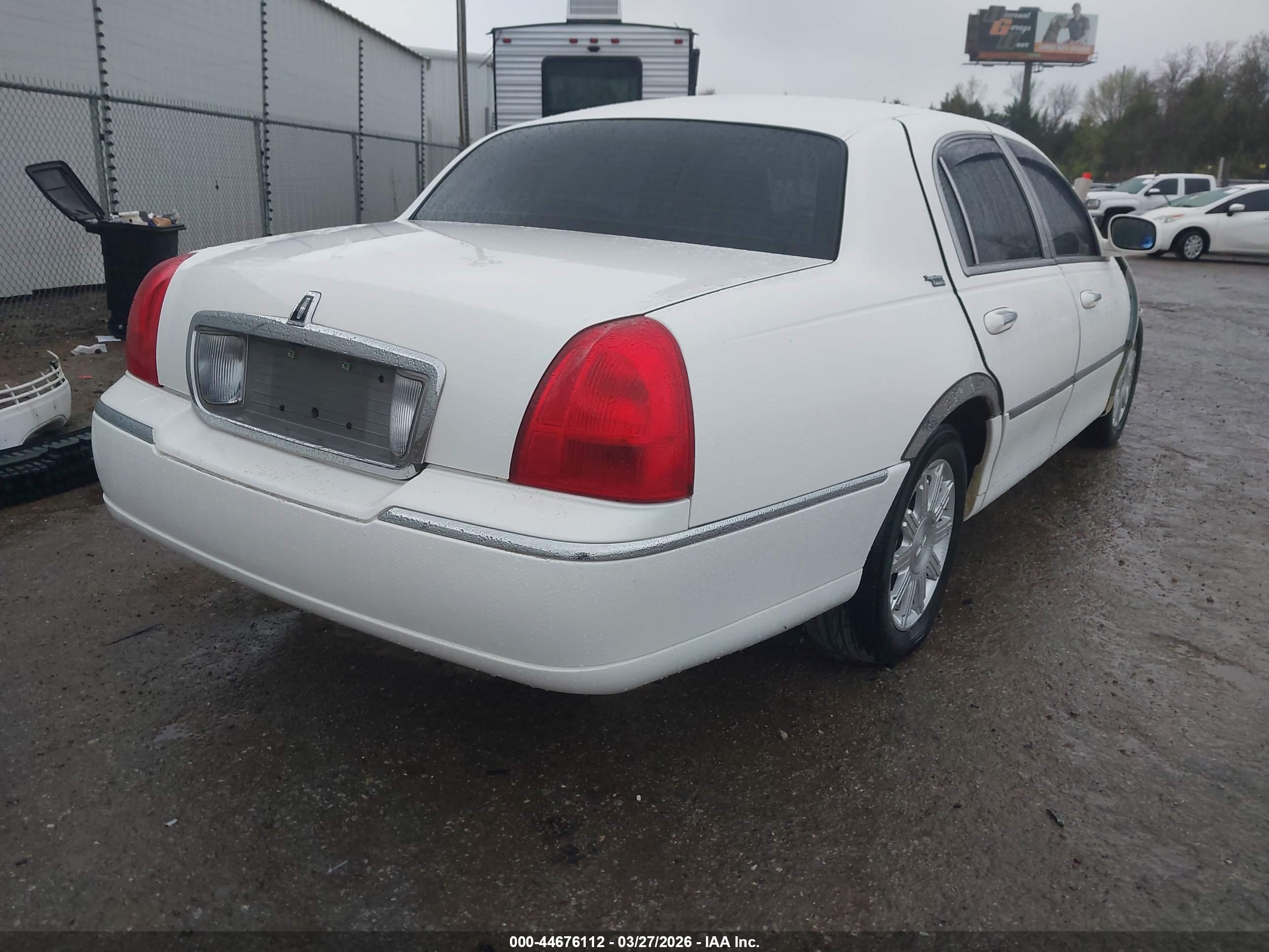 LINCOLN TOWN image 4