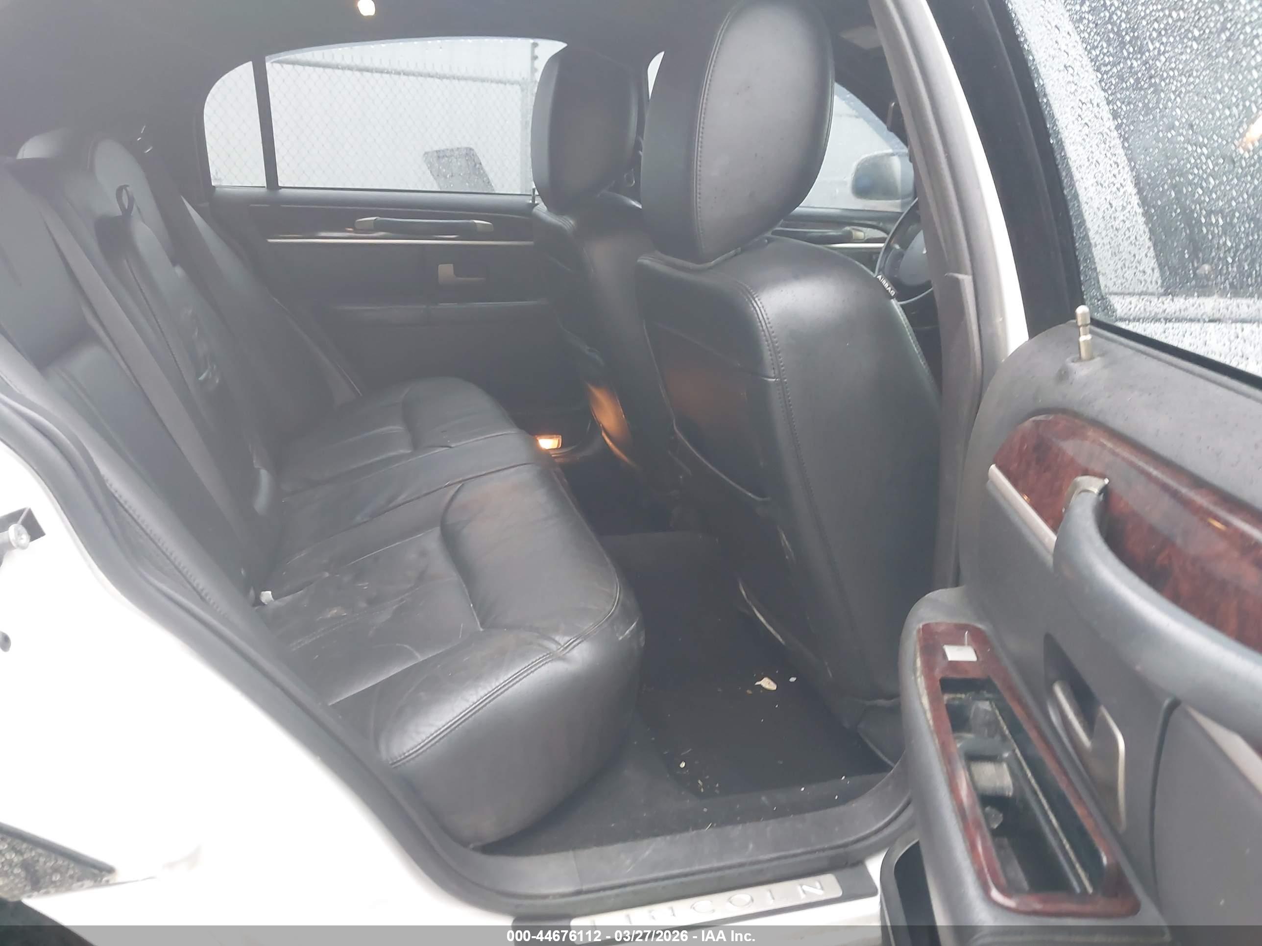 LINCOLN TOWN image 8