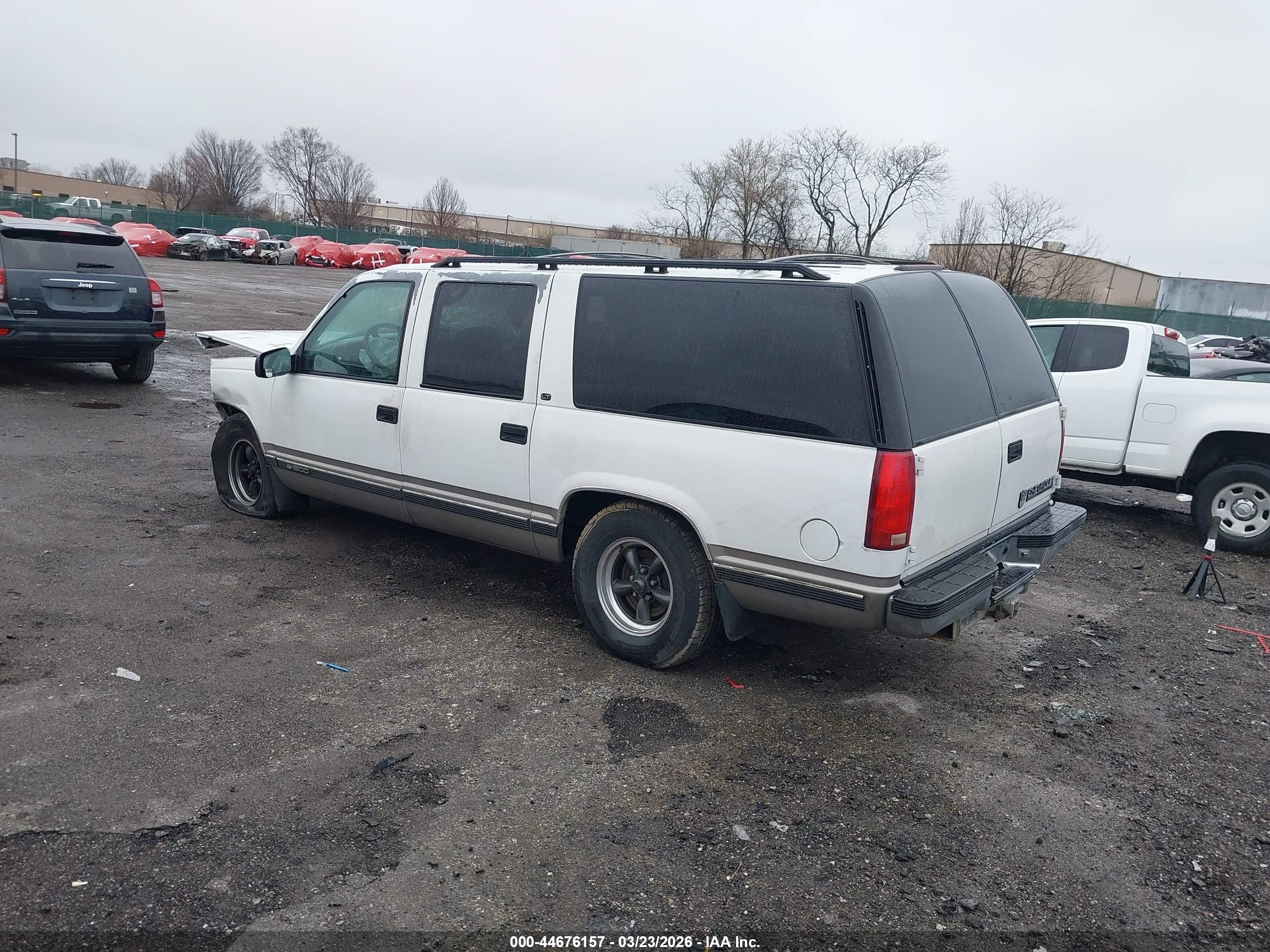 CHEVROLET SUBURBAN image 3