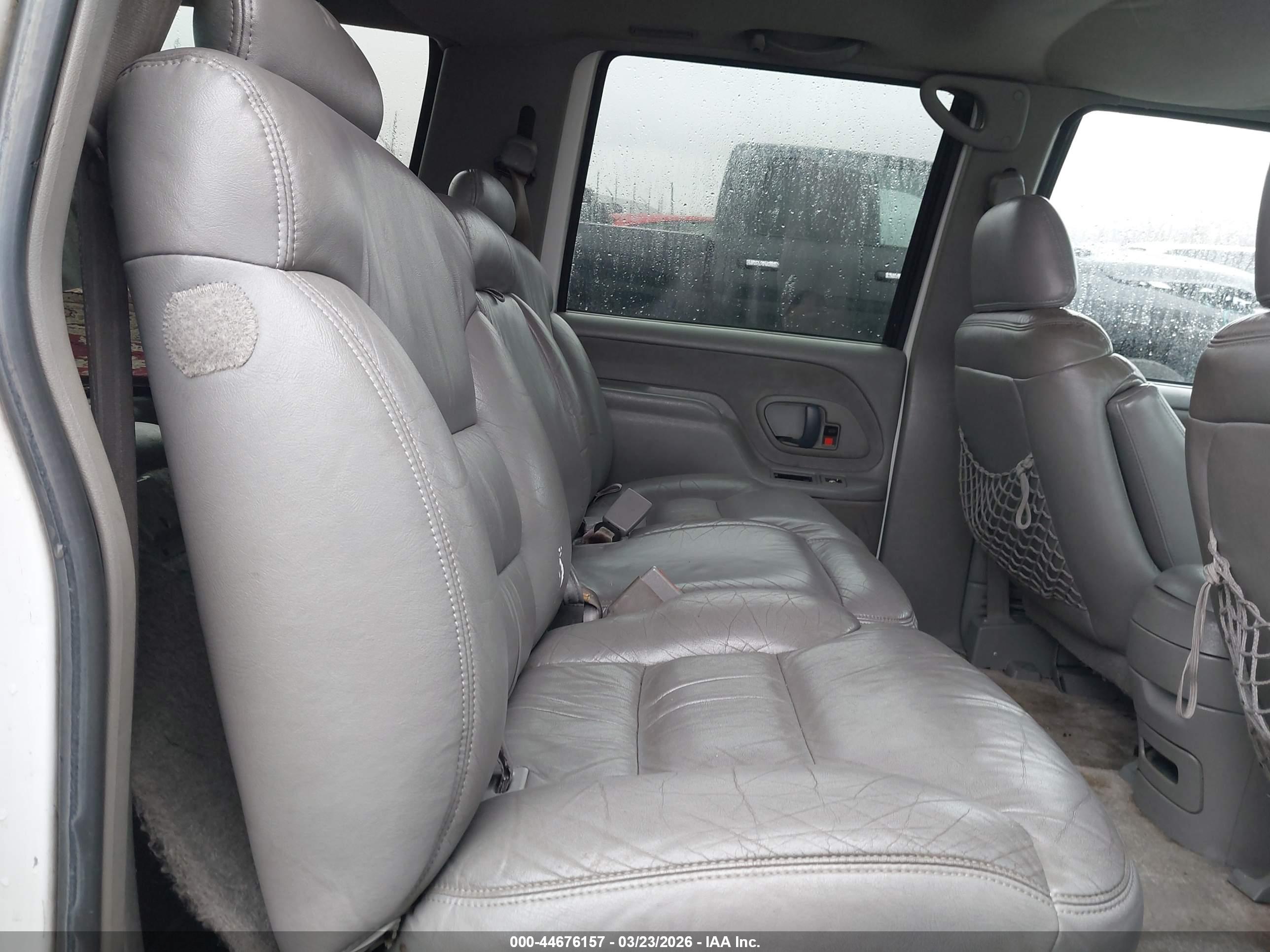 CHEVROLET SUBURBAN image 8