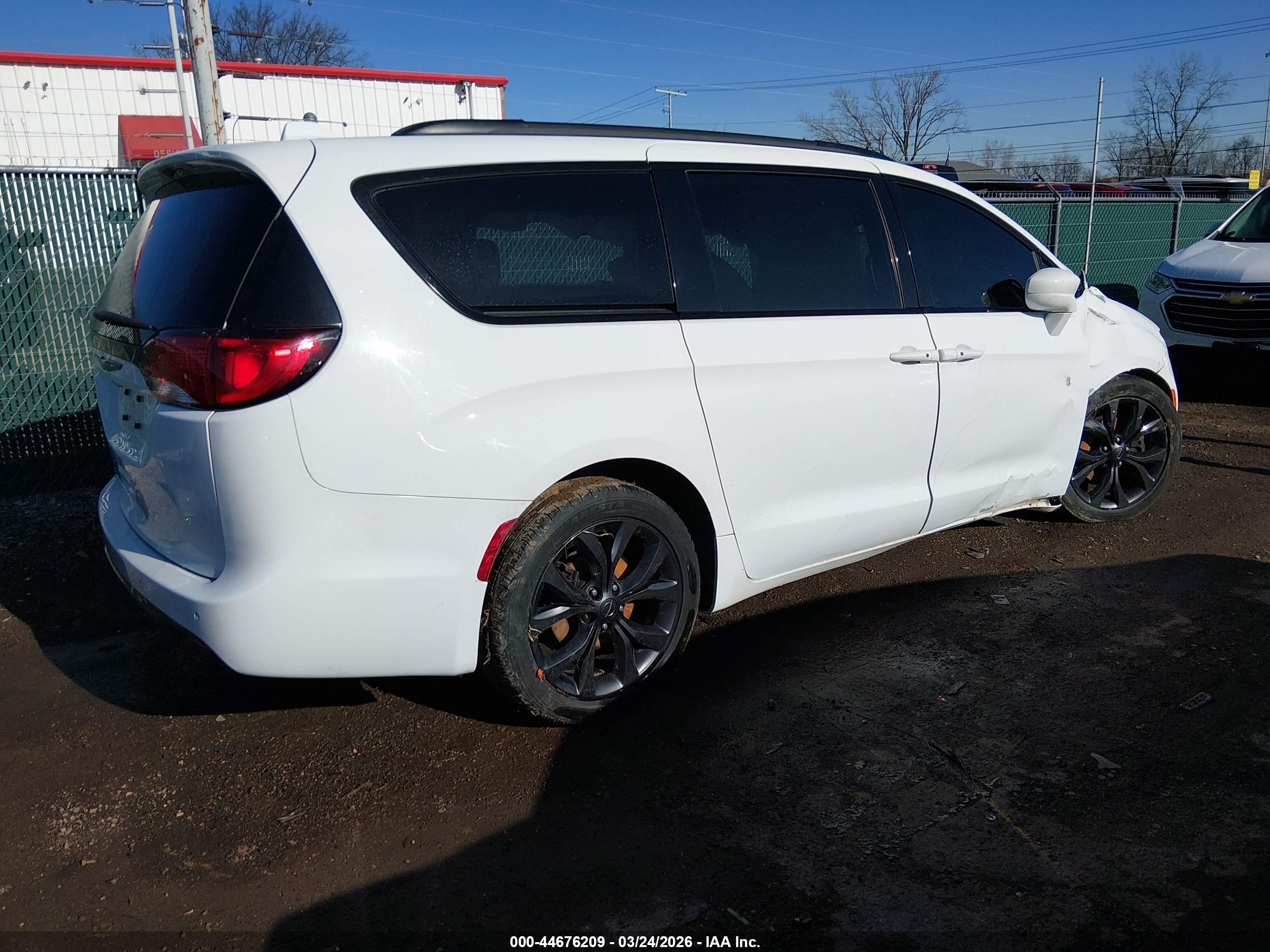 CHRYSLER PACIFICA image 4