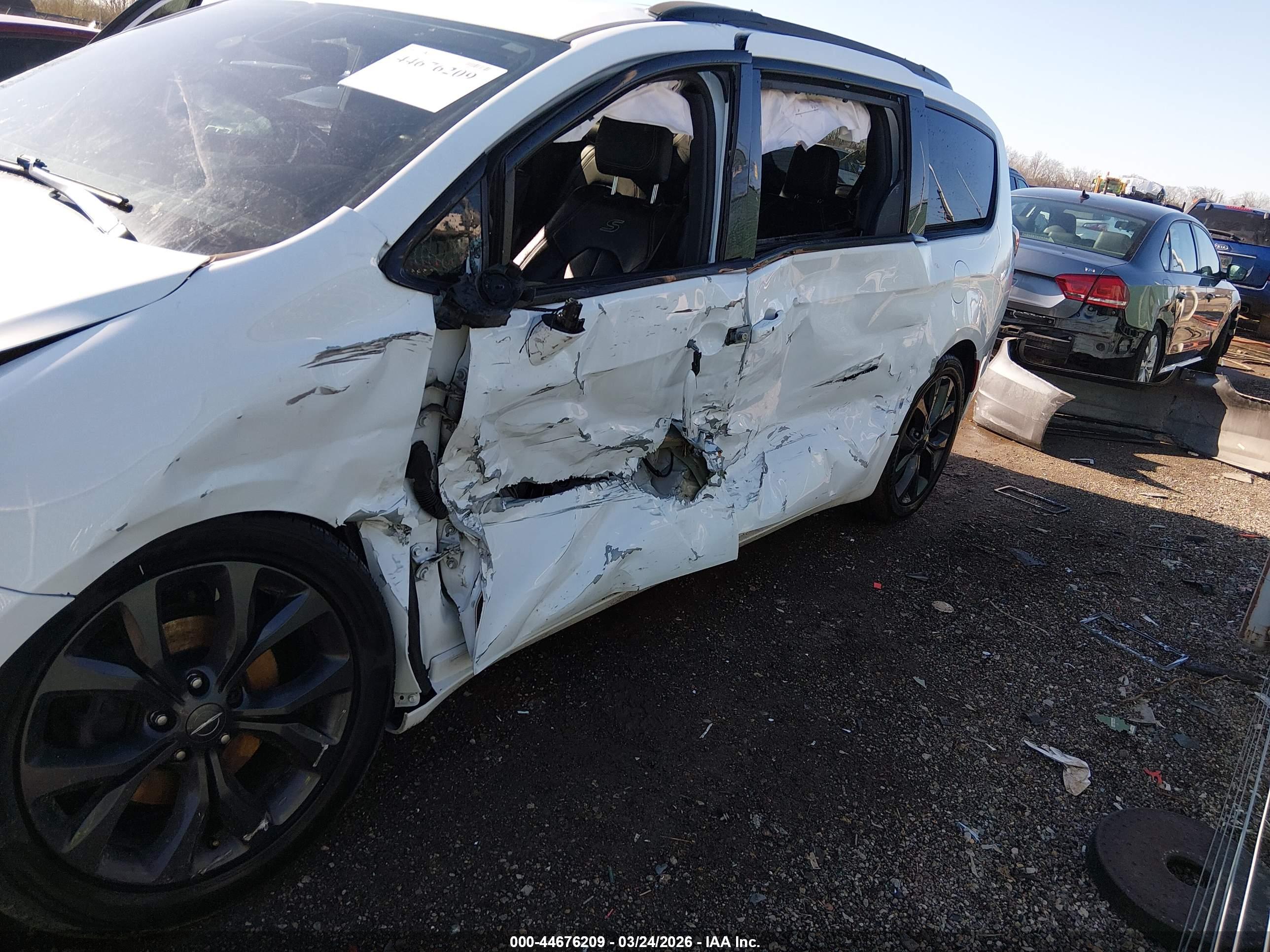 CHRYSLER PACIFICA image 6