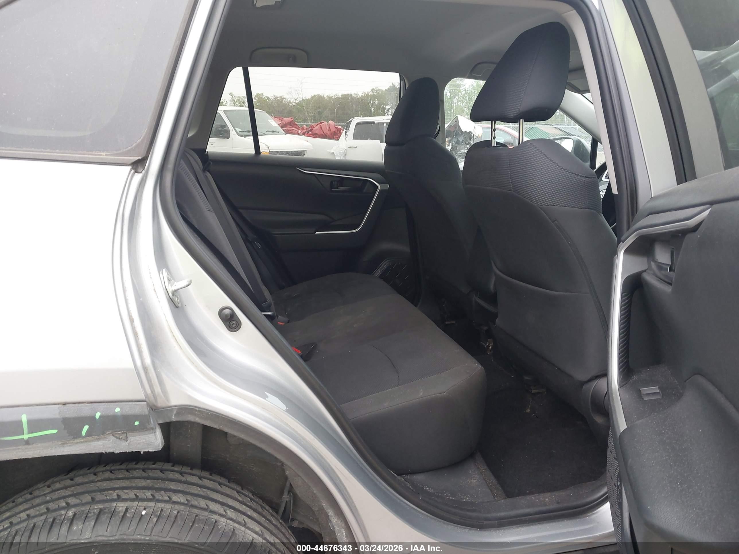 TOYOTA RAV4 image 8