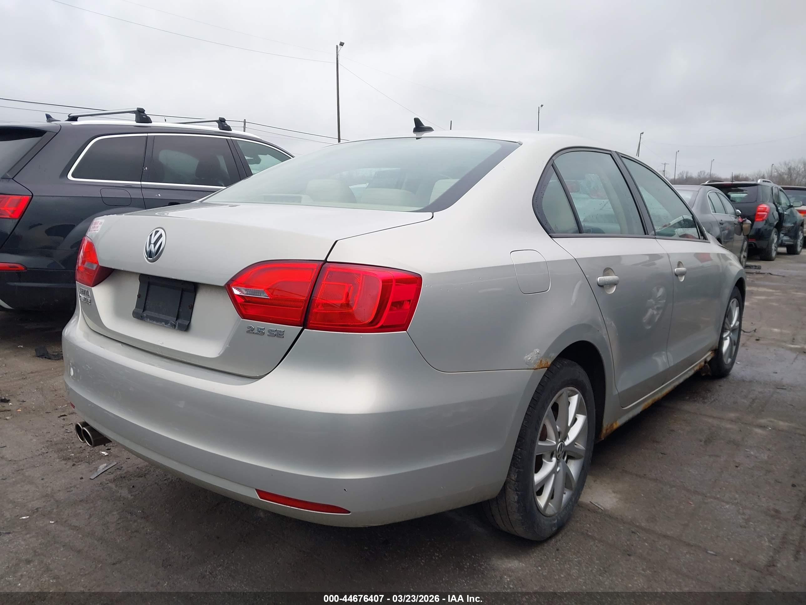 VOLKSWAGEN JETTA image 4