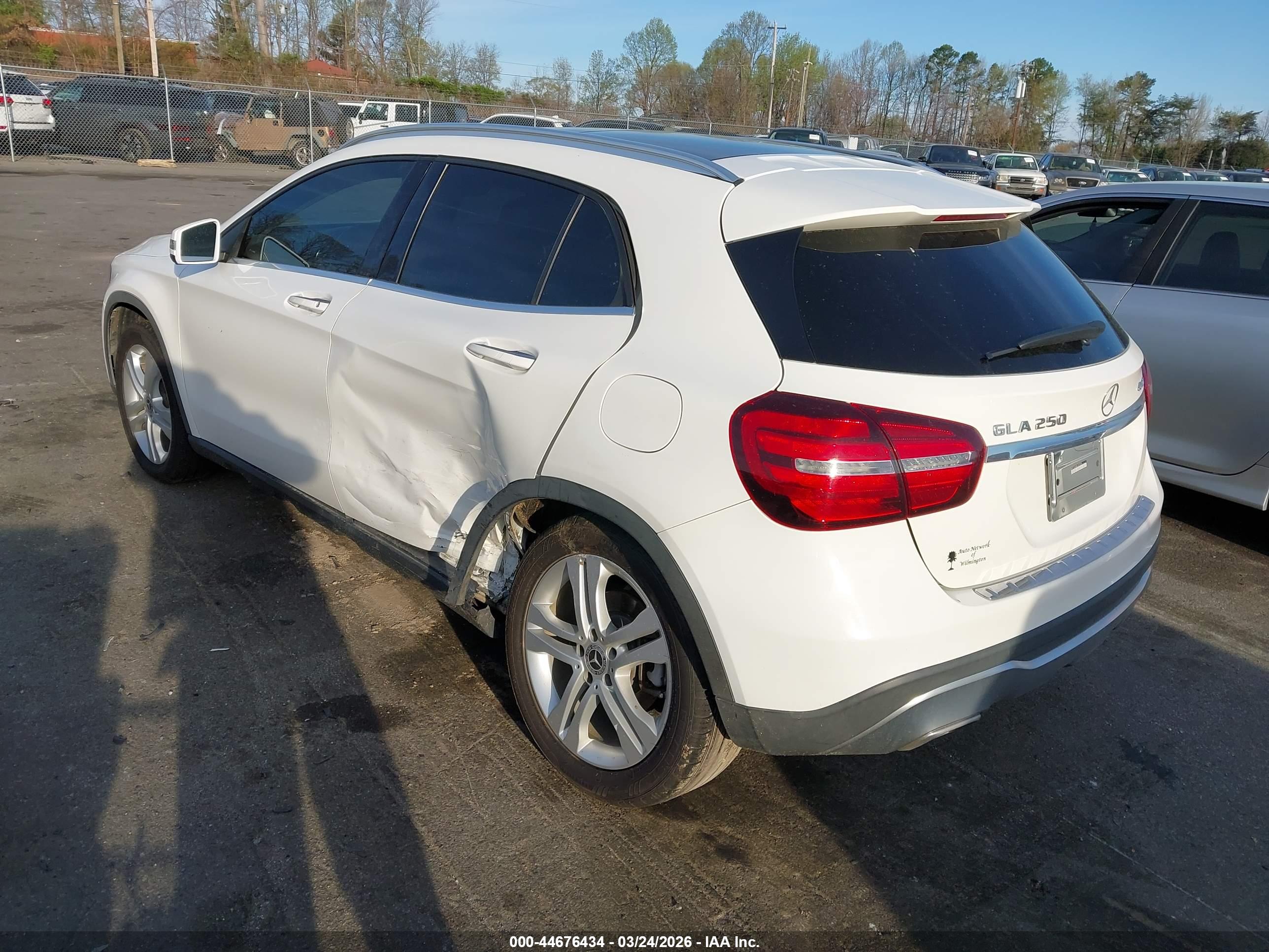 MERCEDES-BENZ GLA image 3