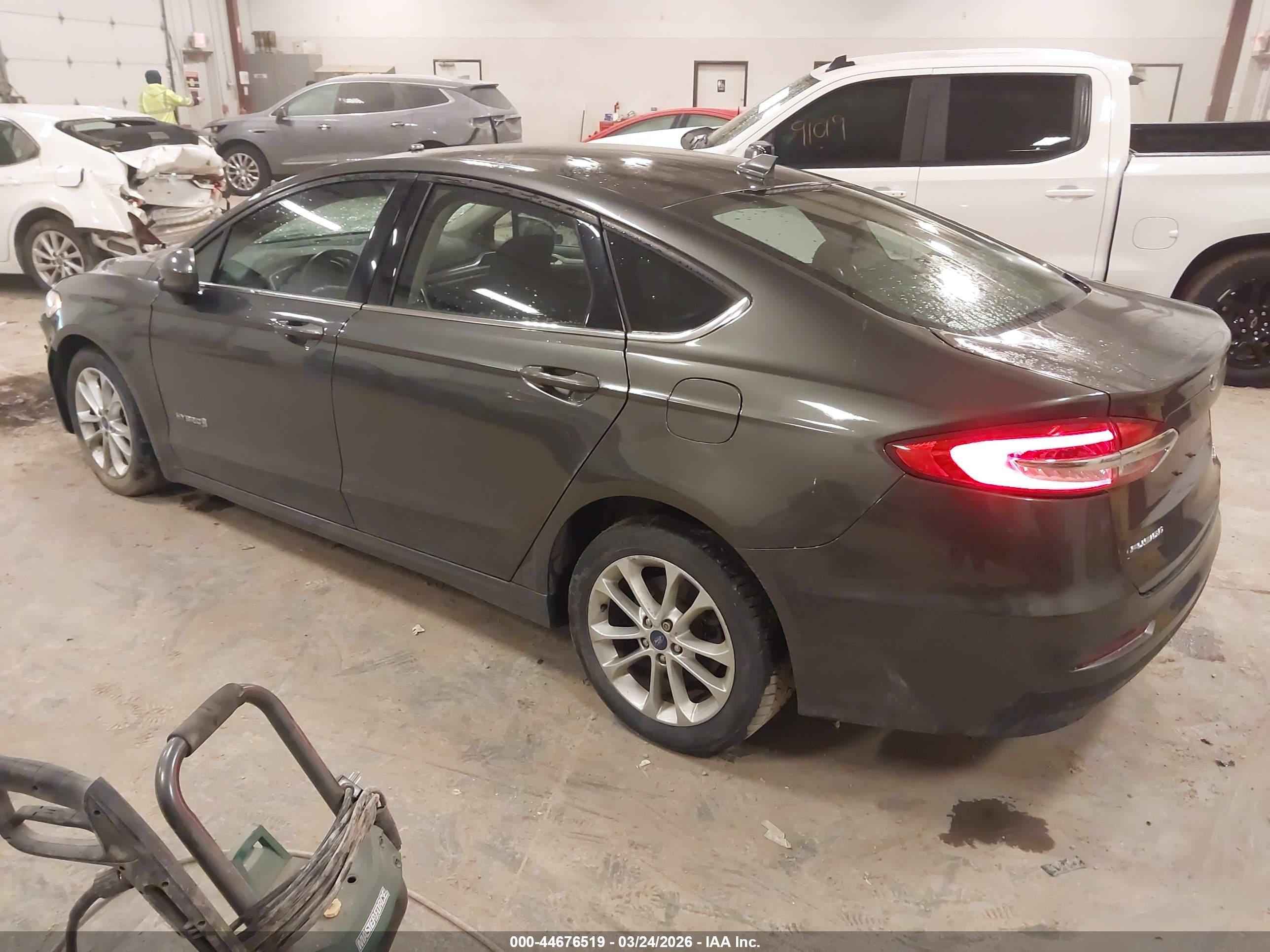 FORD FUSION image 3