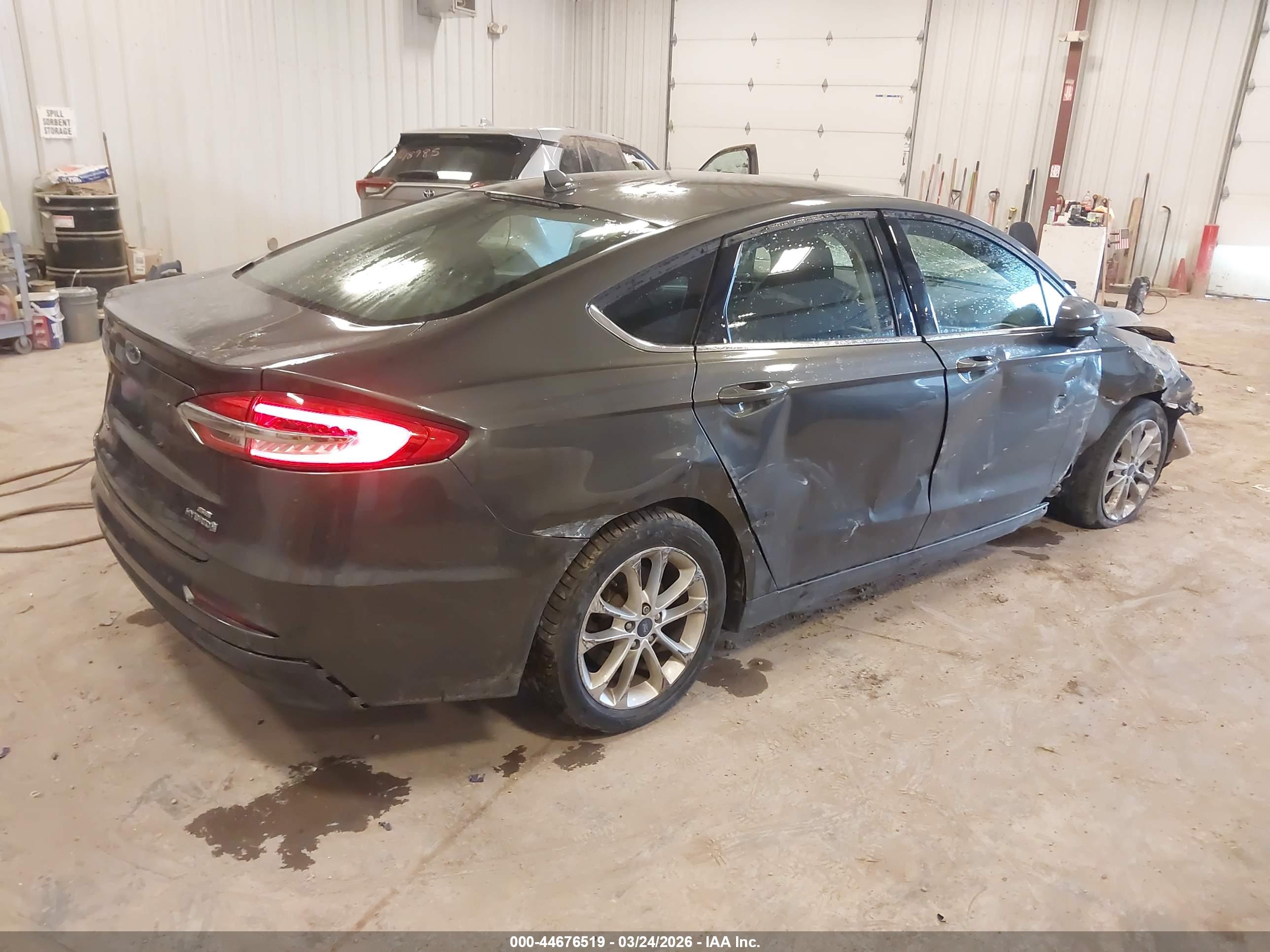 FORD FUSION image 4