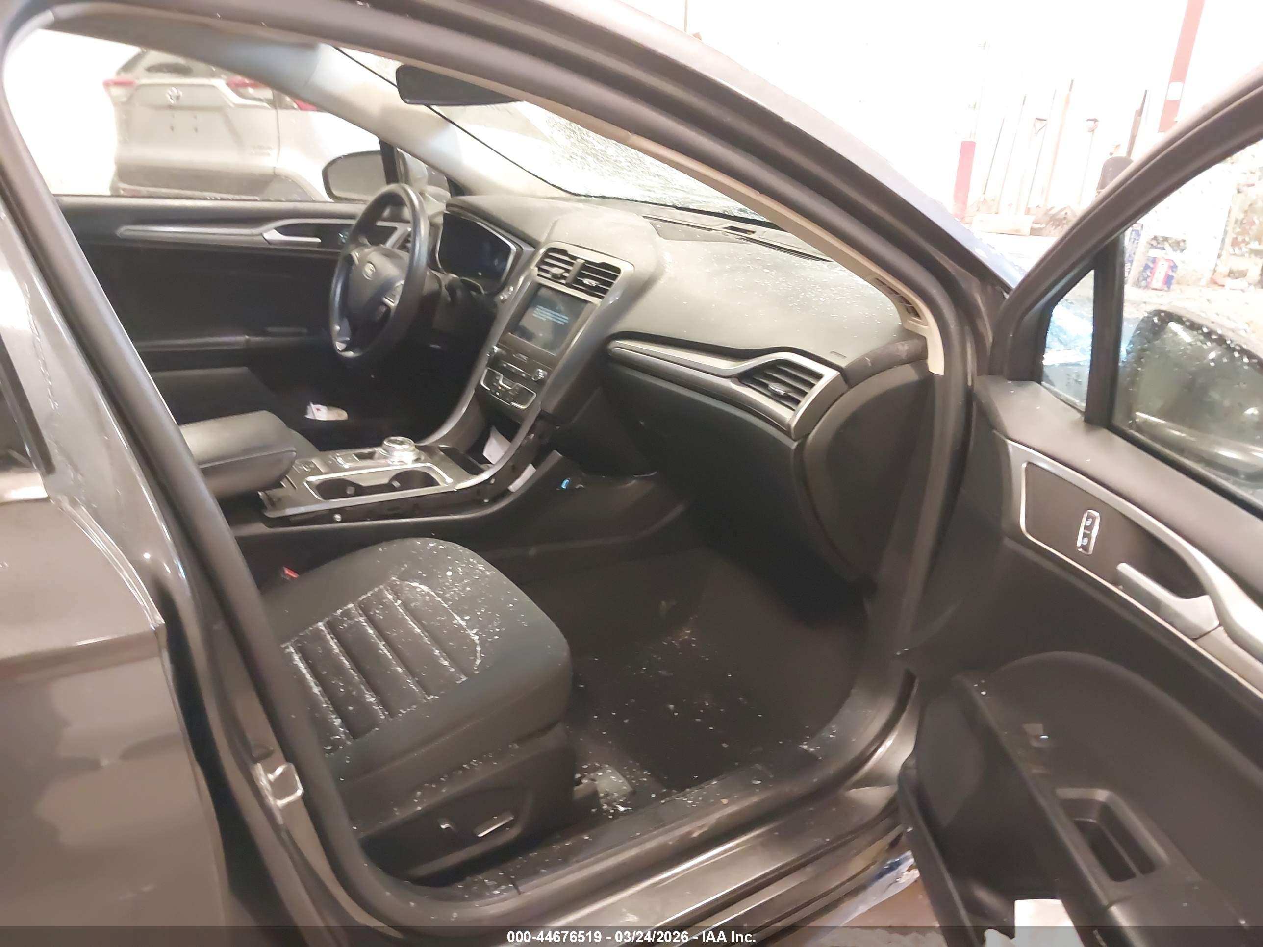 FORD FUSION image 5