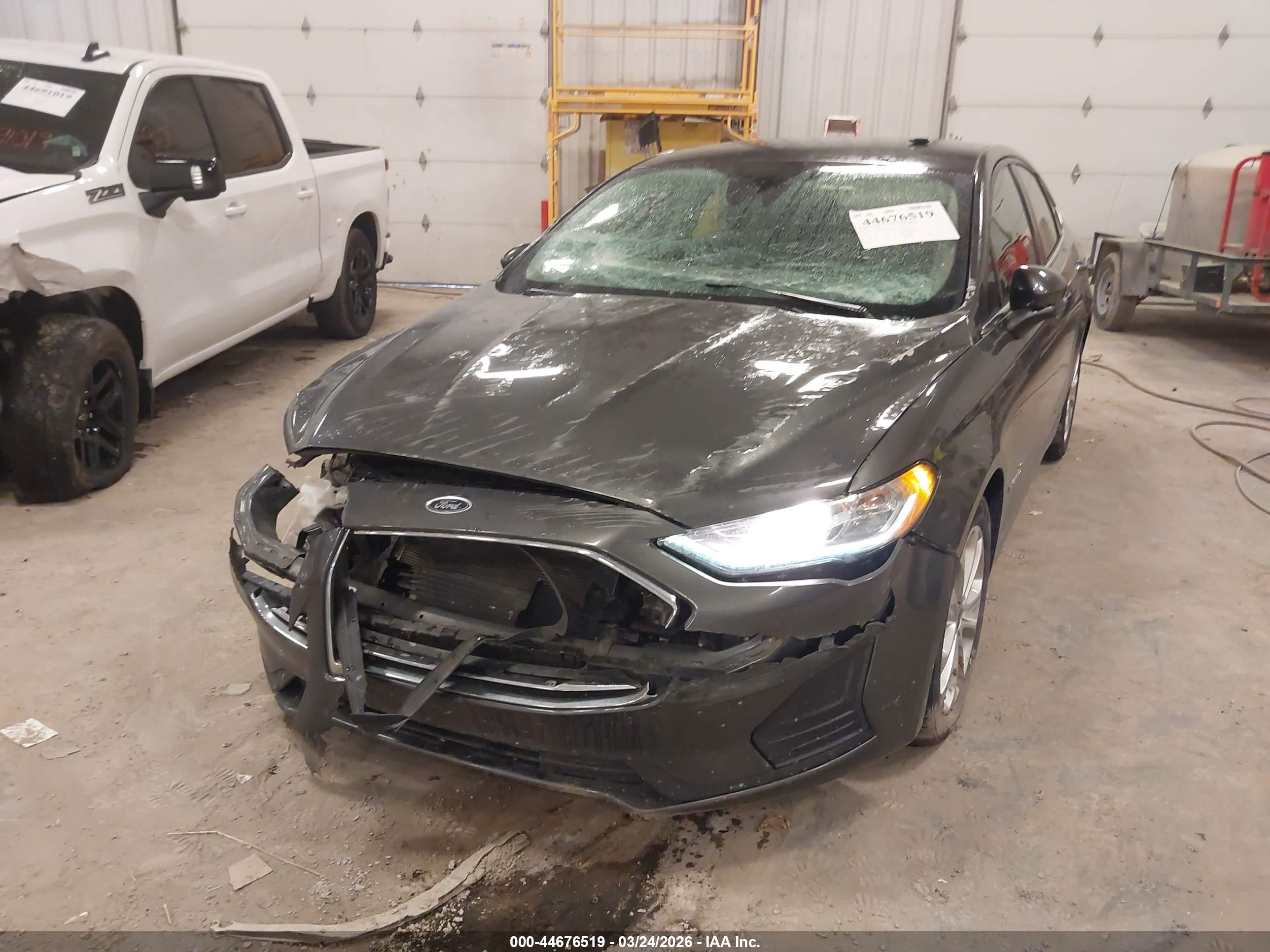 FORD FUSION image 6