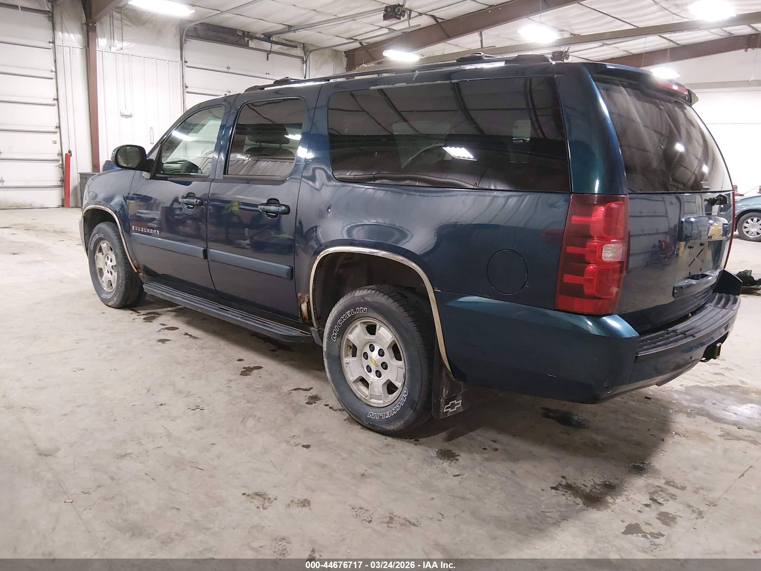 CHEVROLET SUBURBAN image 3