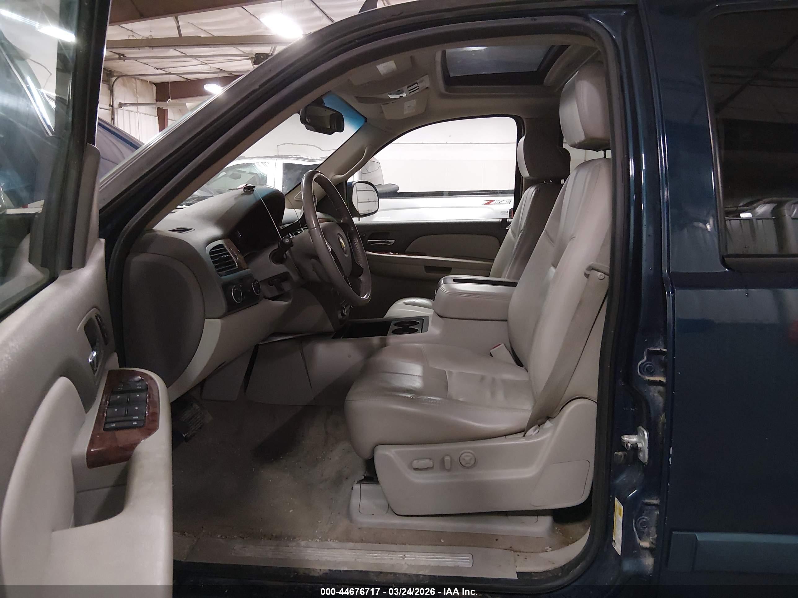 CHEVROLET SUBURBAN image 5