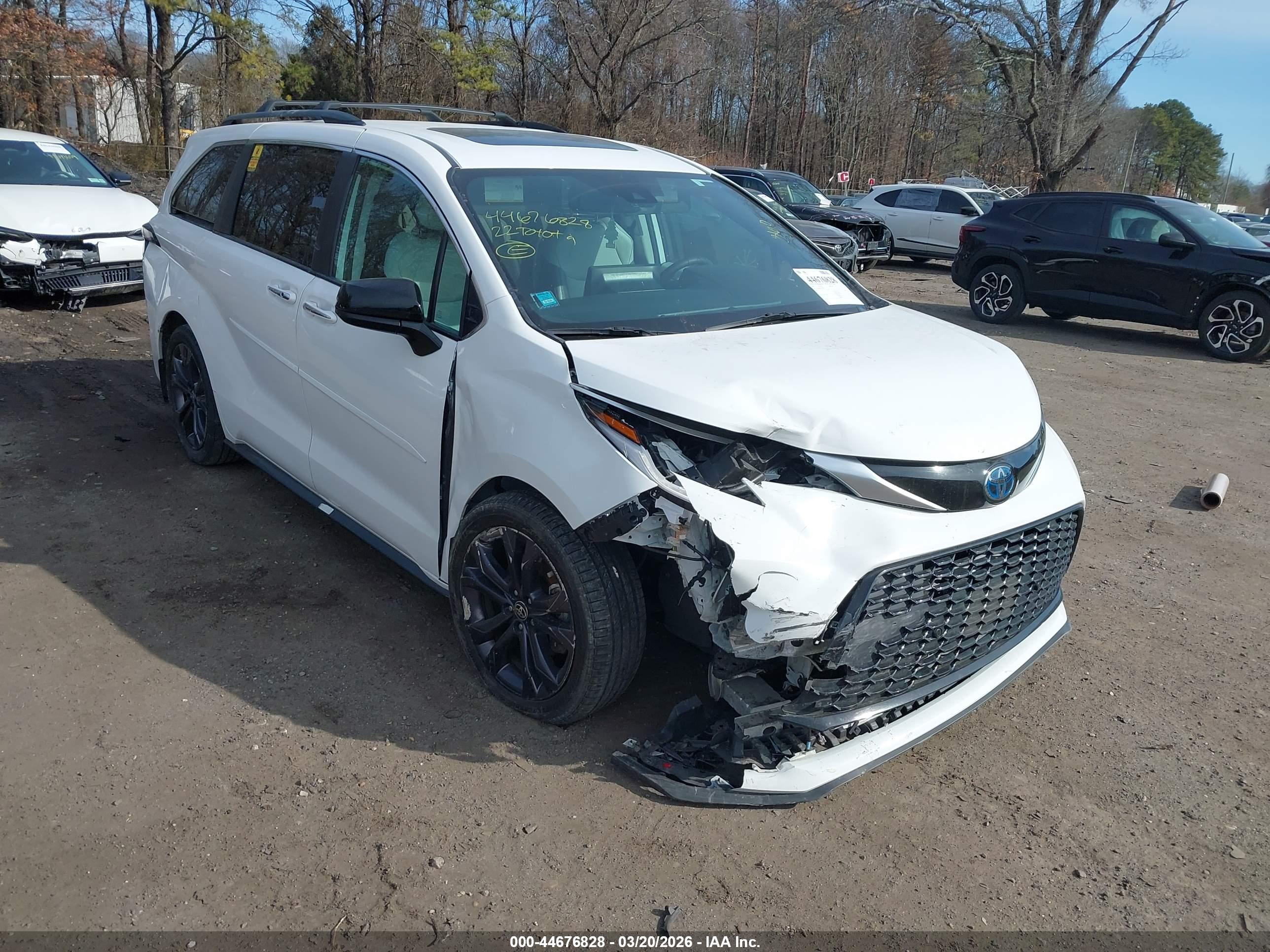 TOYOTA SIENNA image 6