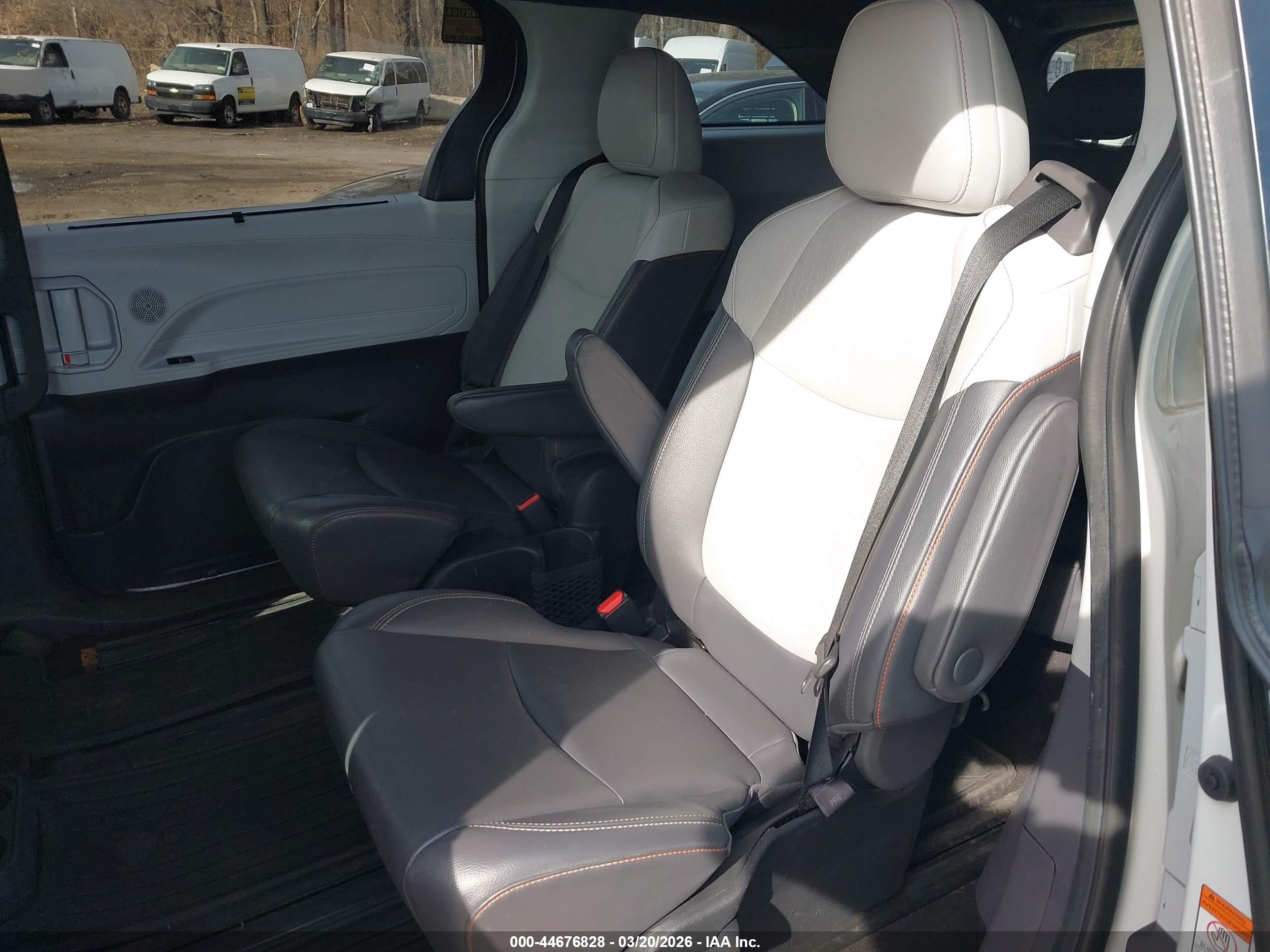 TOYOTA SIENNA image 8