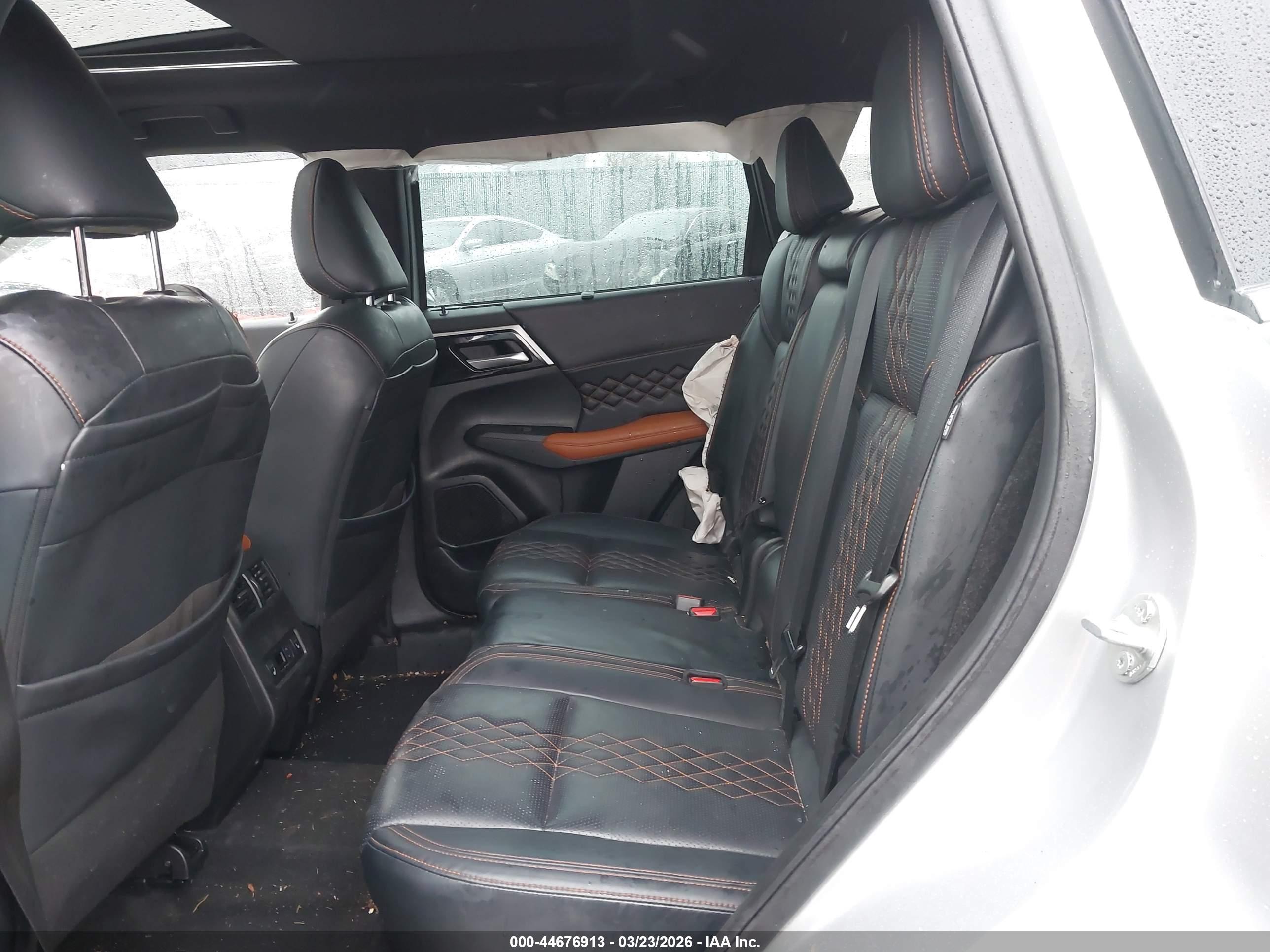 MITSUBISHI OUTLANDER image 8
