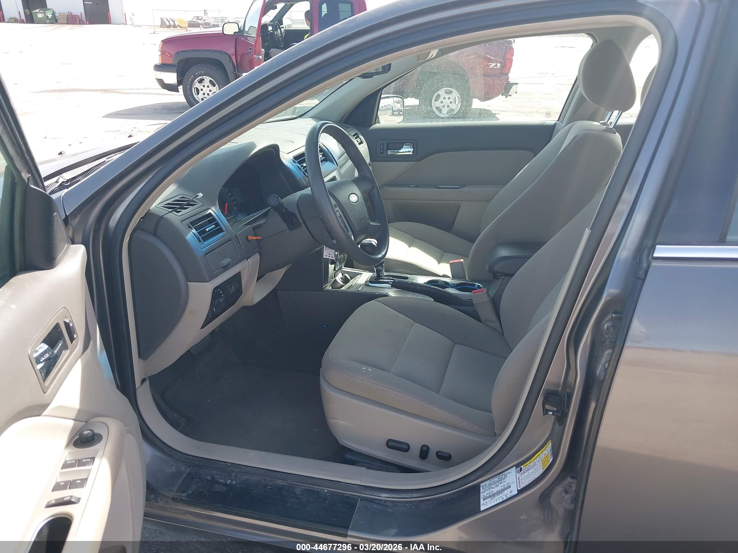 FORD FUSION image 5