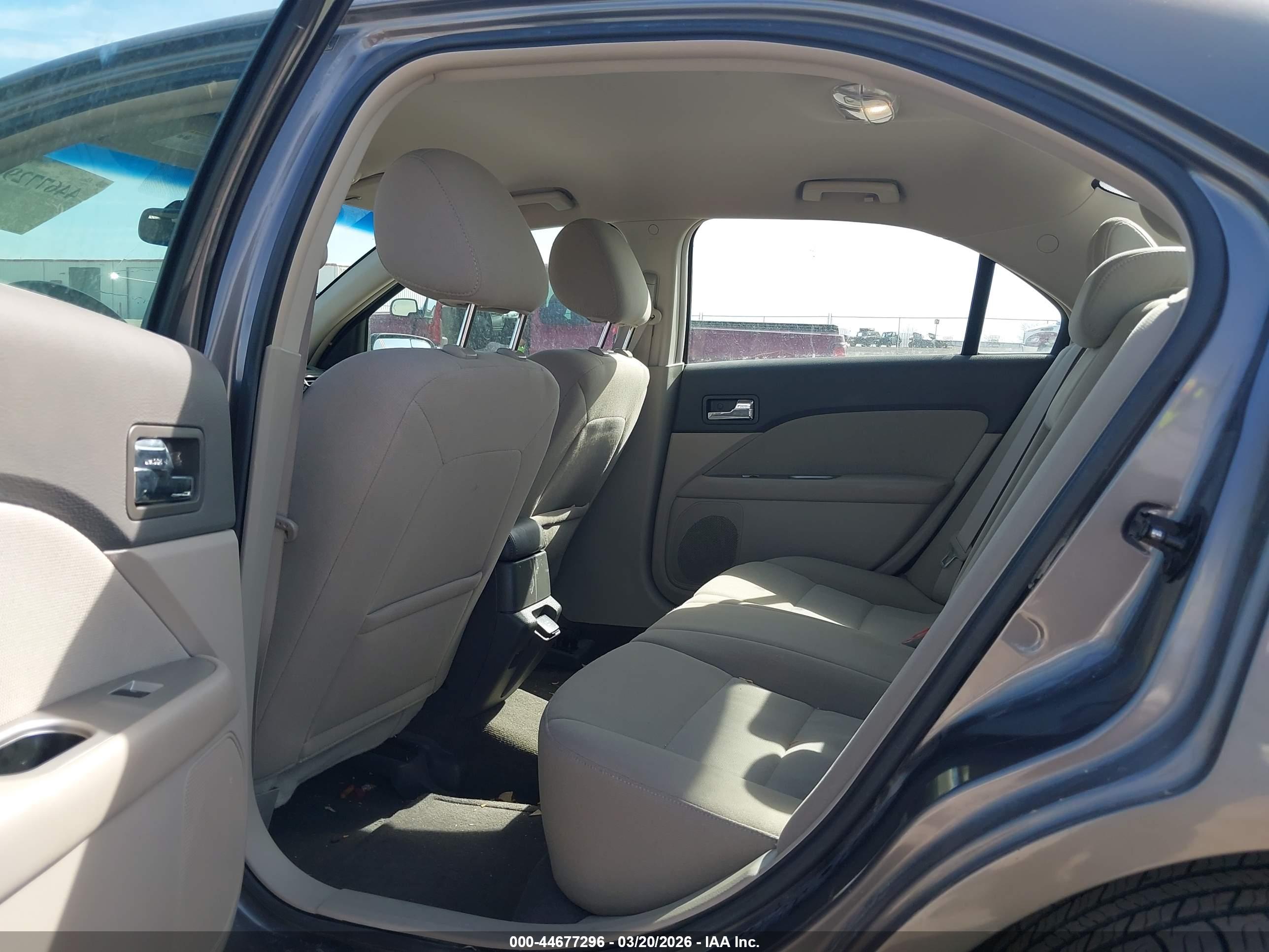 FORD FUSION image 8