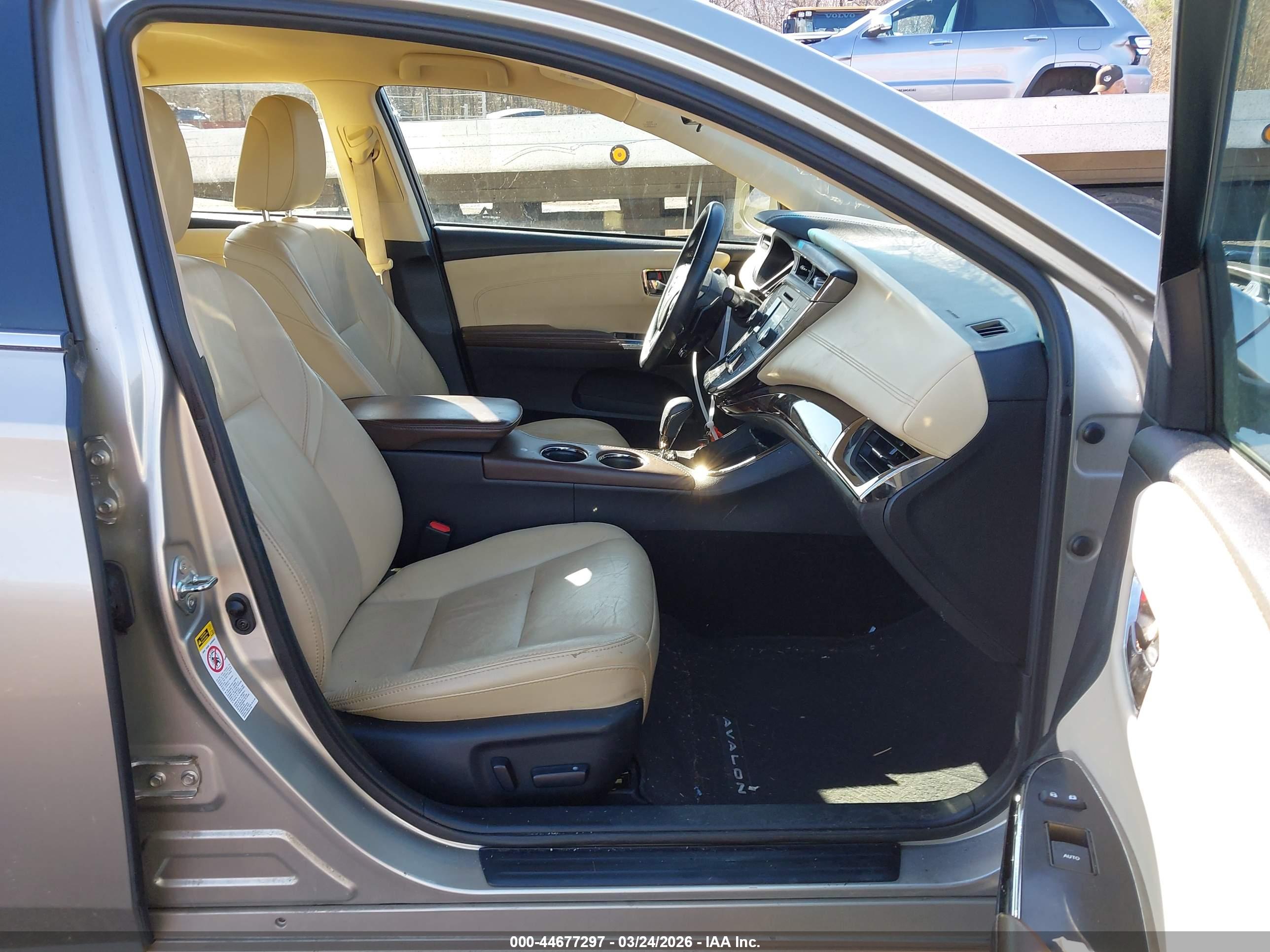 TOYOTA AVALON image 5