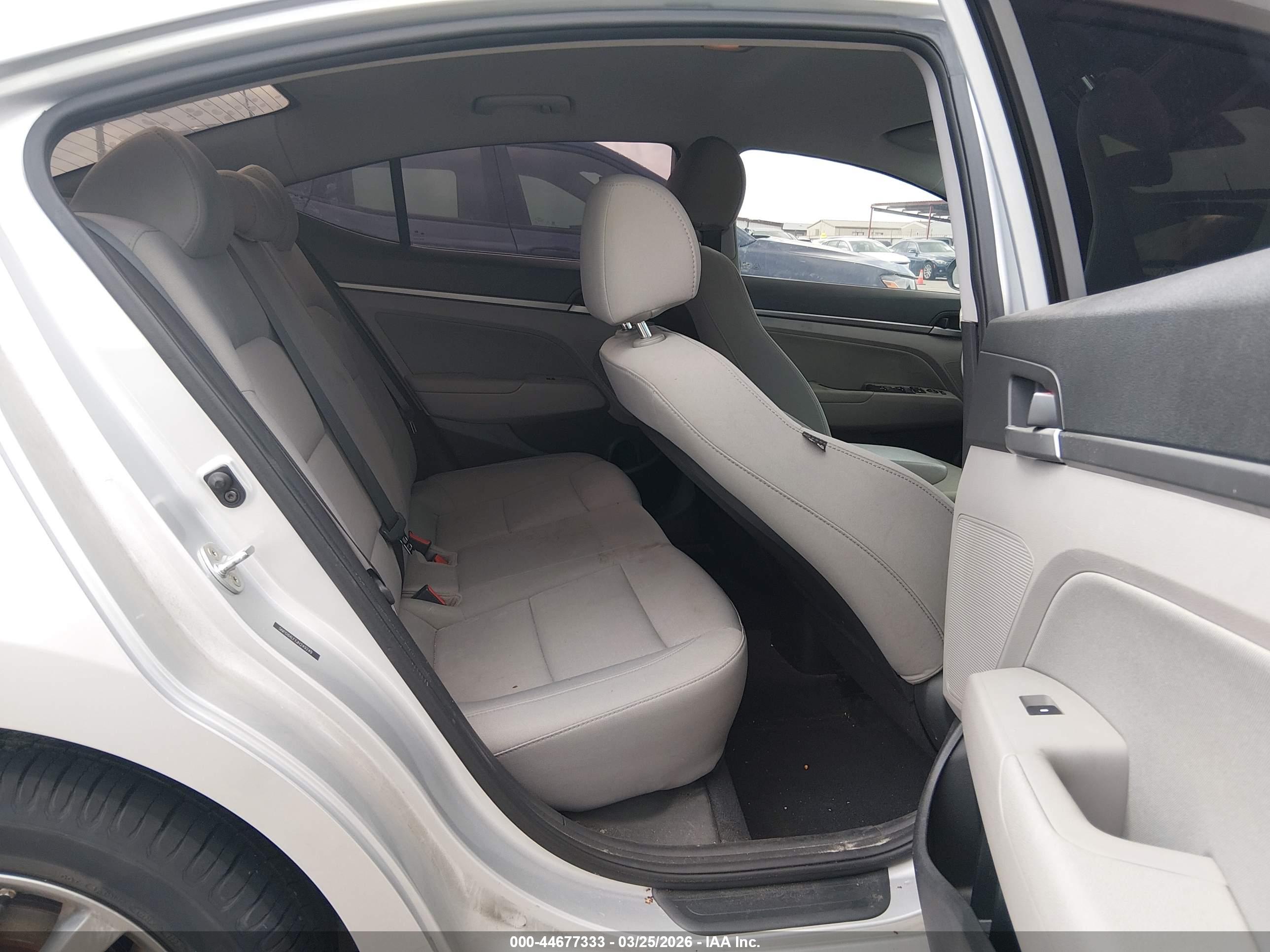 HYUNDAI ELANTRA image 8