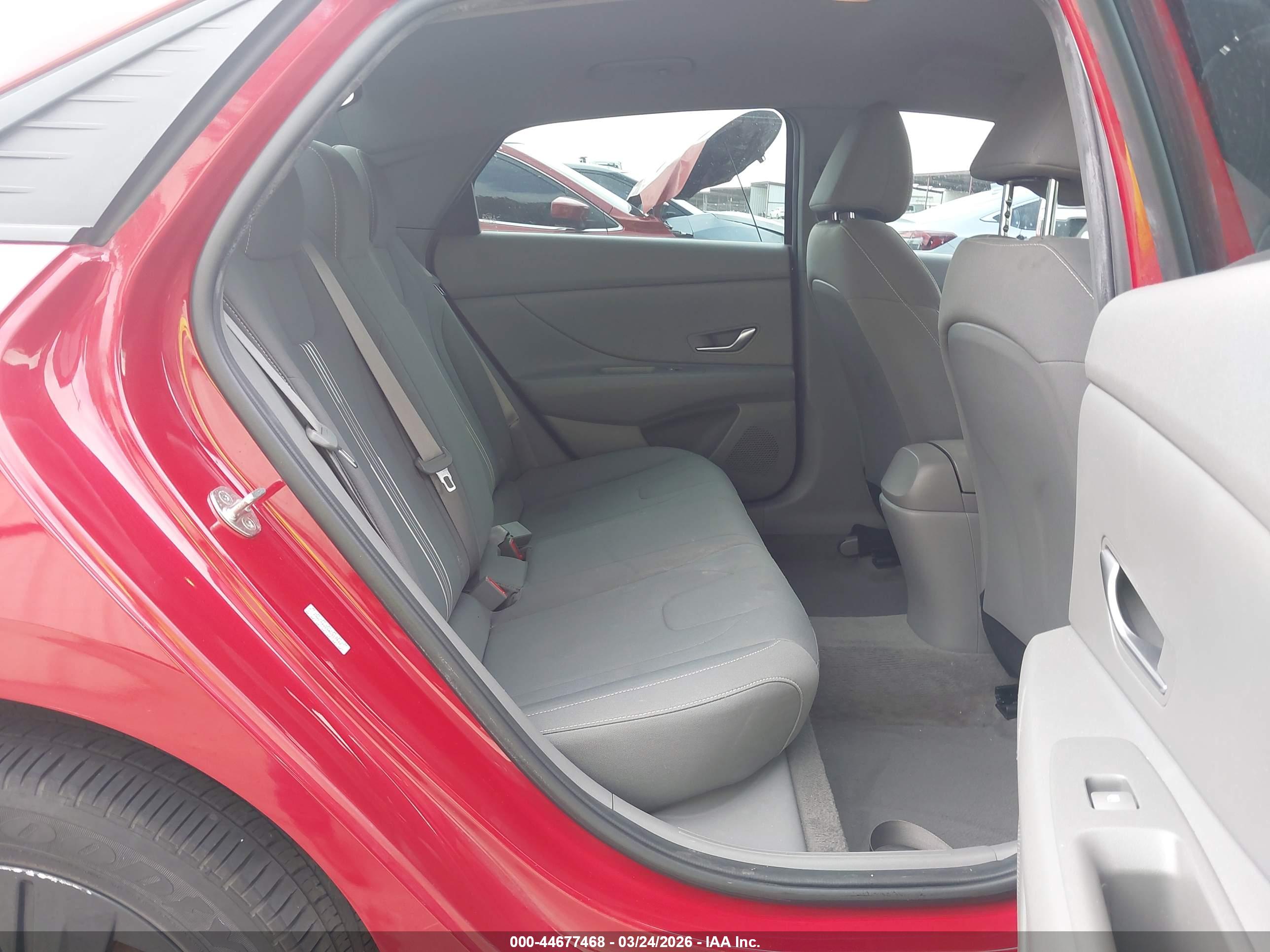 HYUNDAI ELANTRA image 8