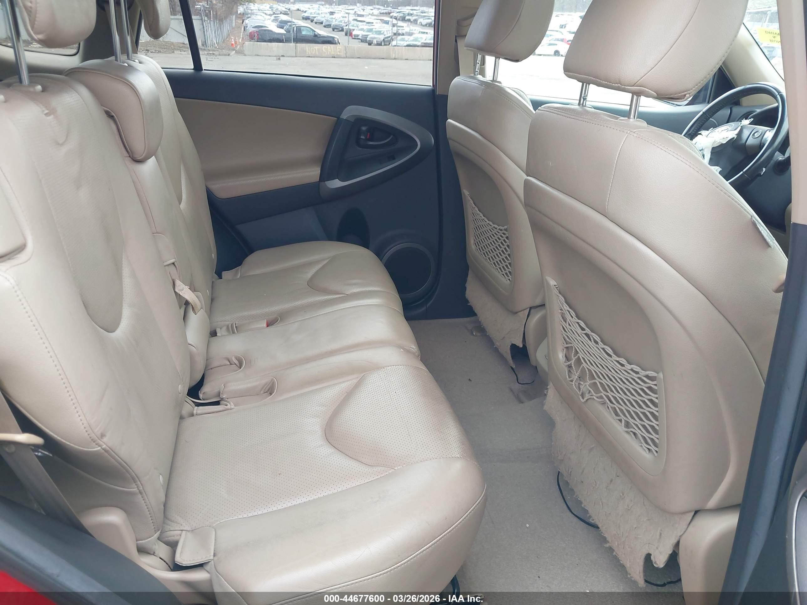 TOYOTA RAV4 image 8