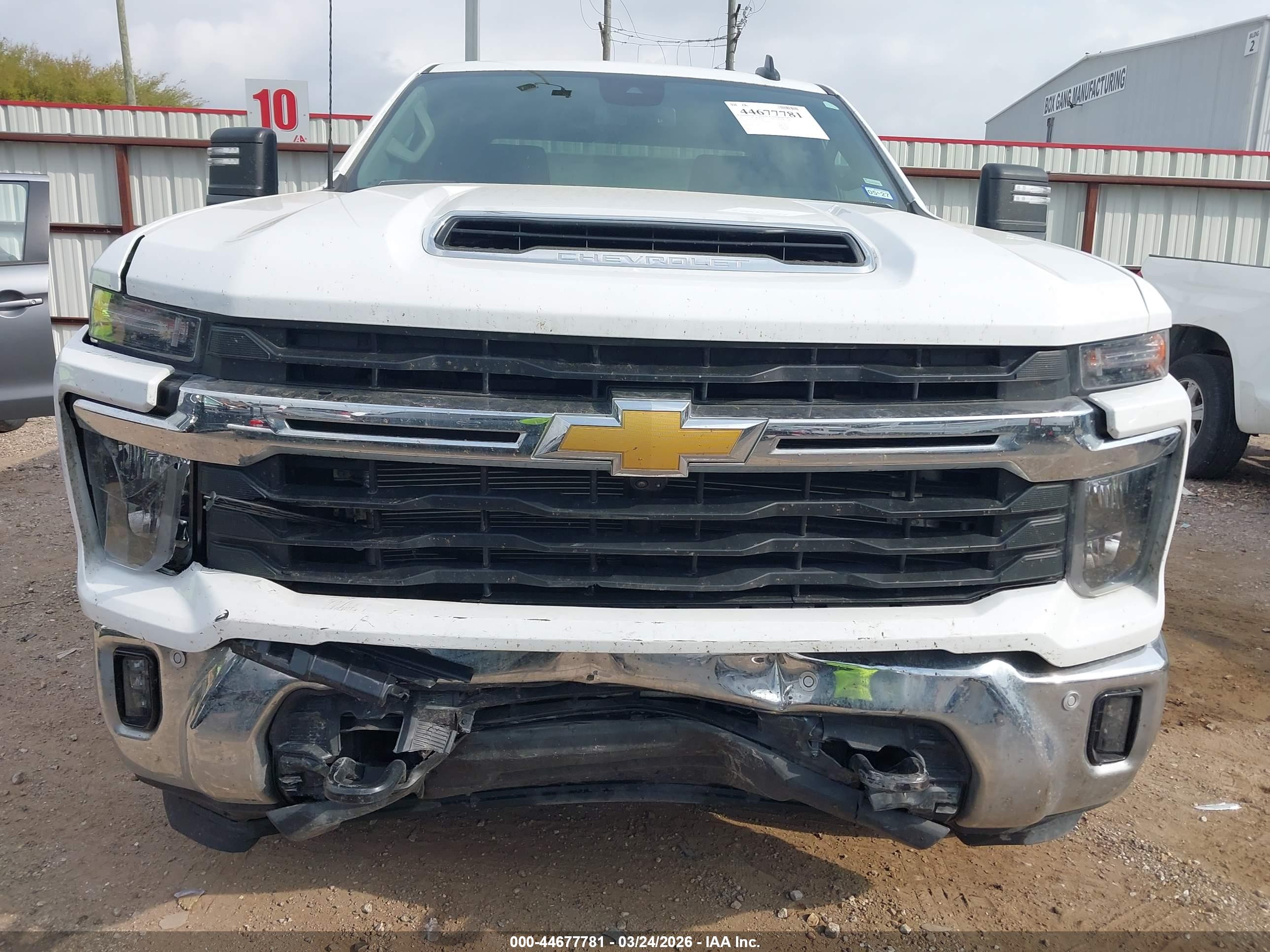CHEVROLET SILVERADO image 6