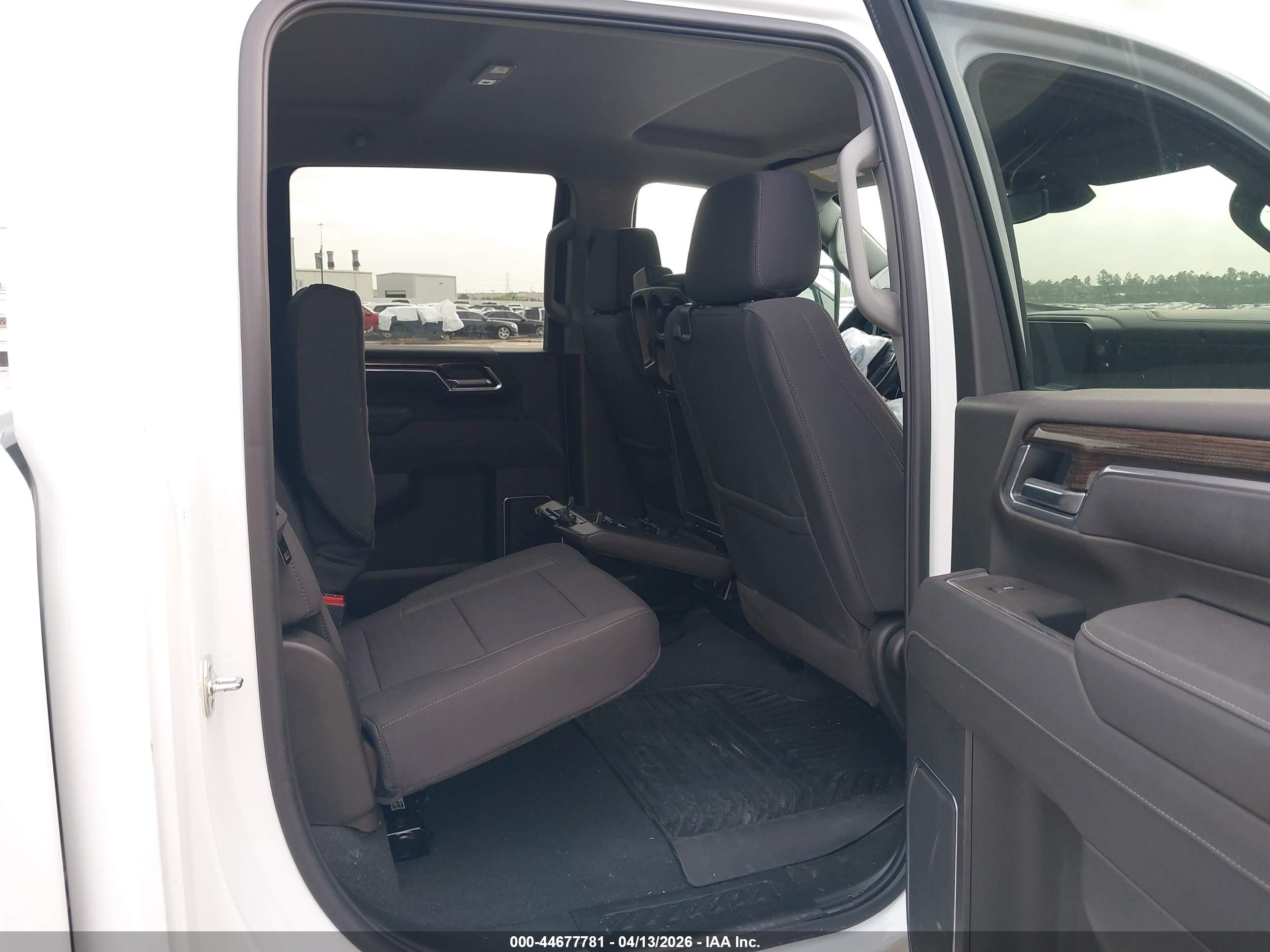 CHEVROLET SILVERADO image 8