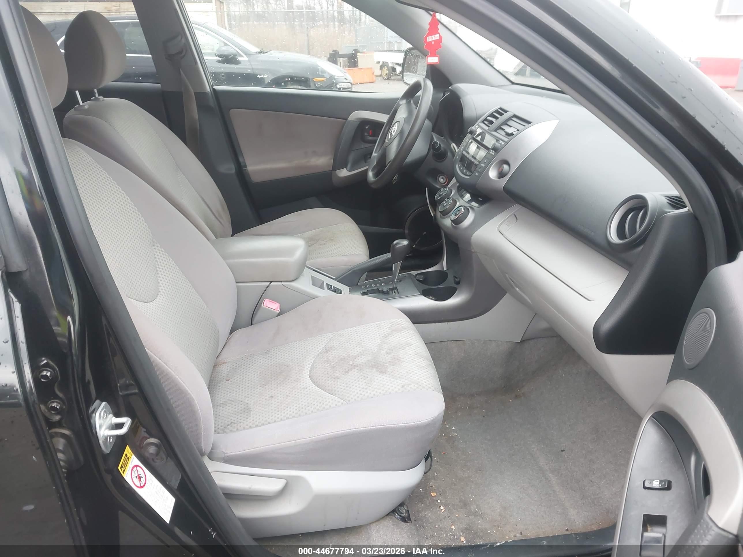 TOYOTA RAV4 image 5