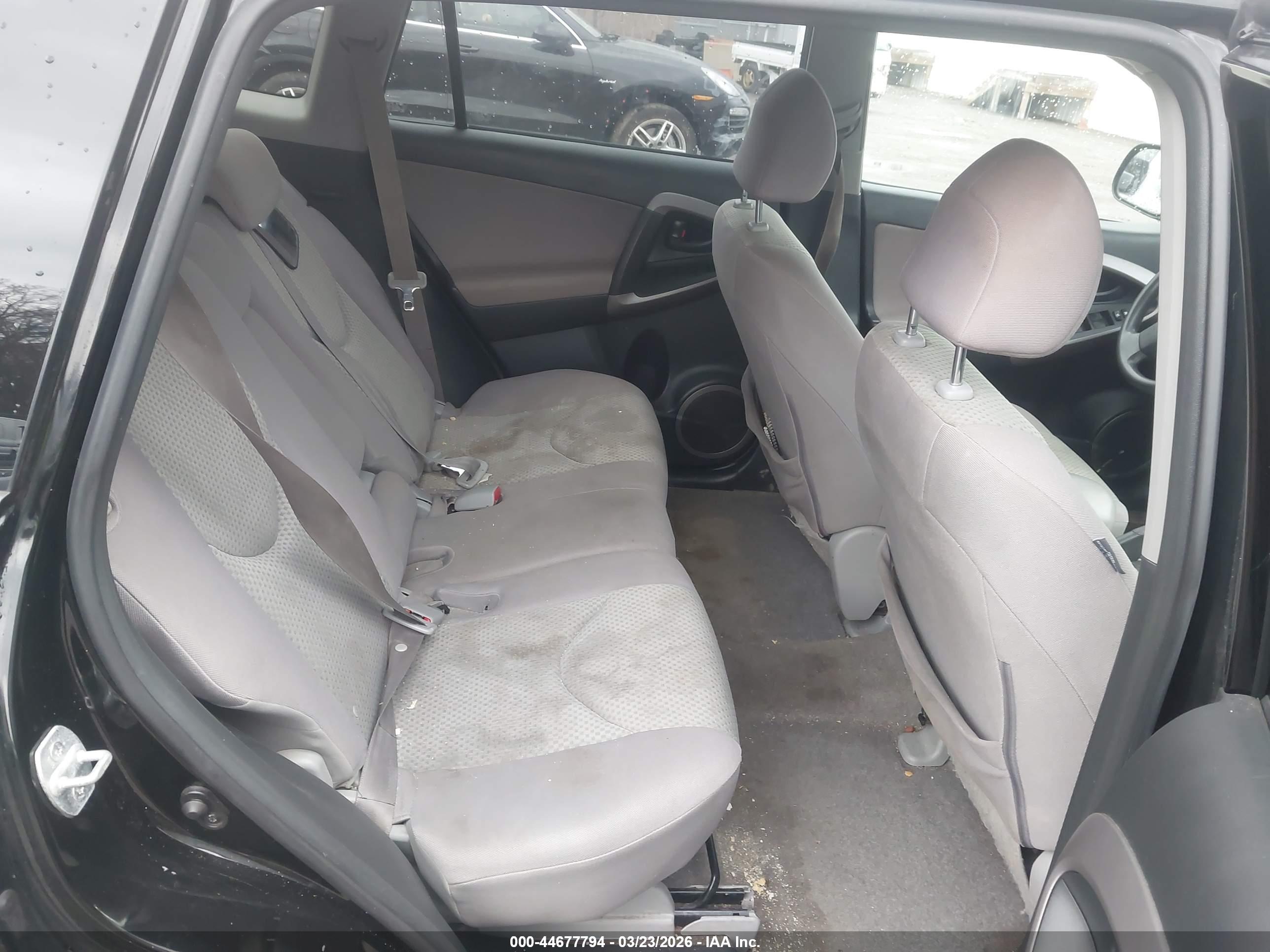 TOYOTA RAV4 image 8