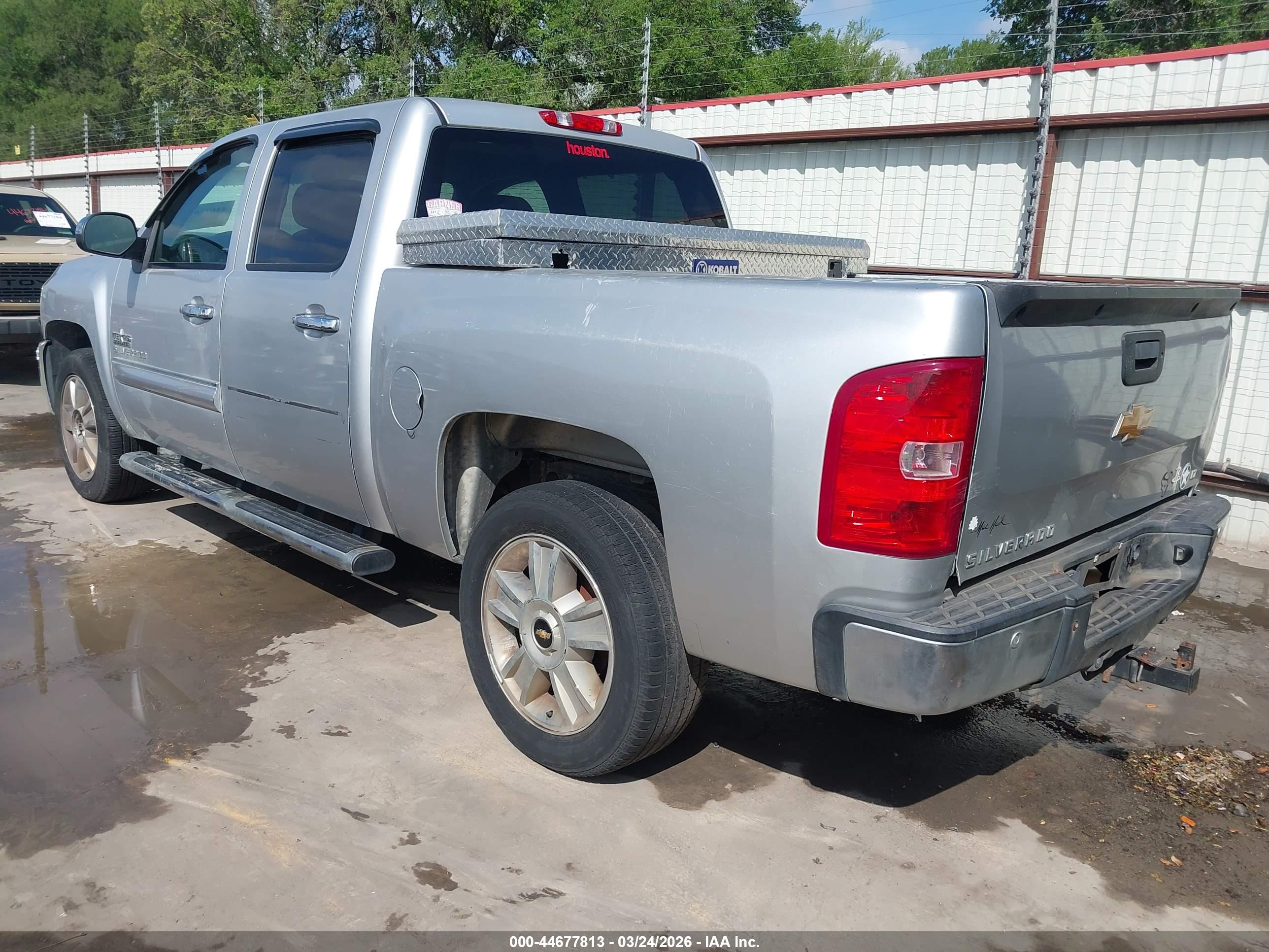 CHEVROLET SILVERADO image 3