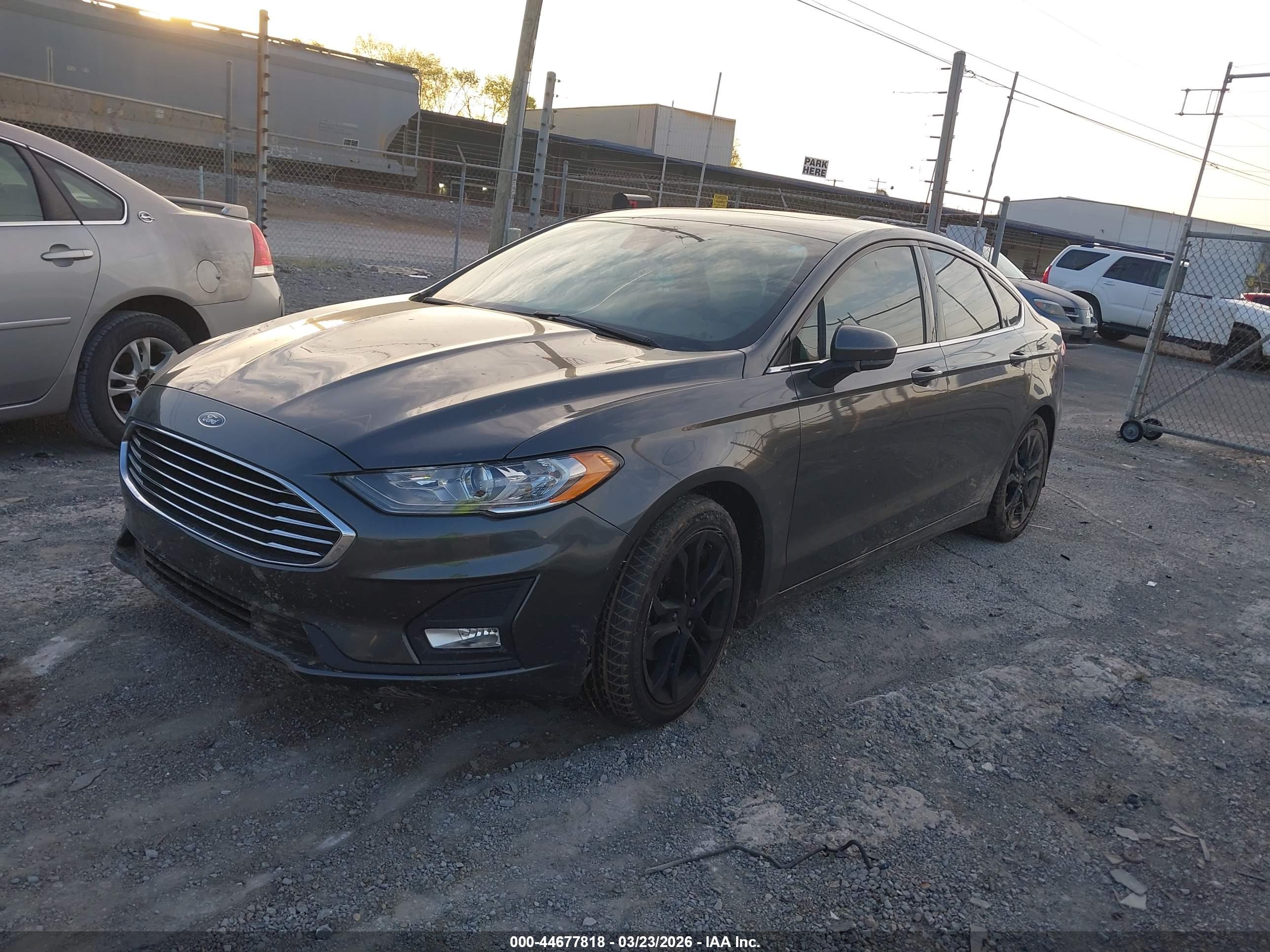 FORD FUSION image 2