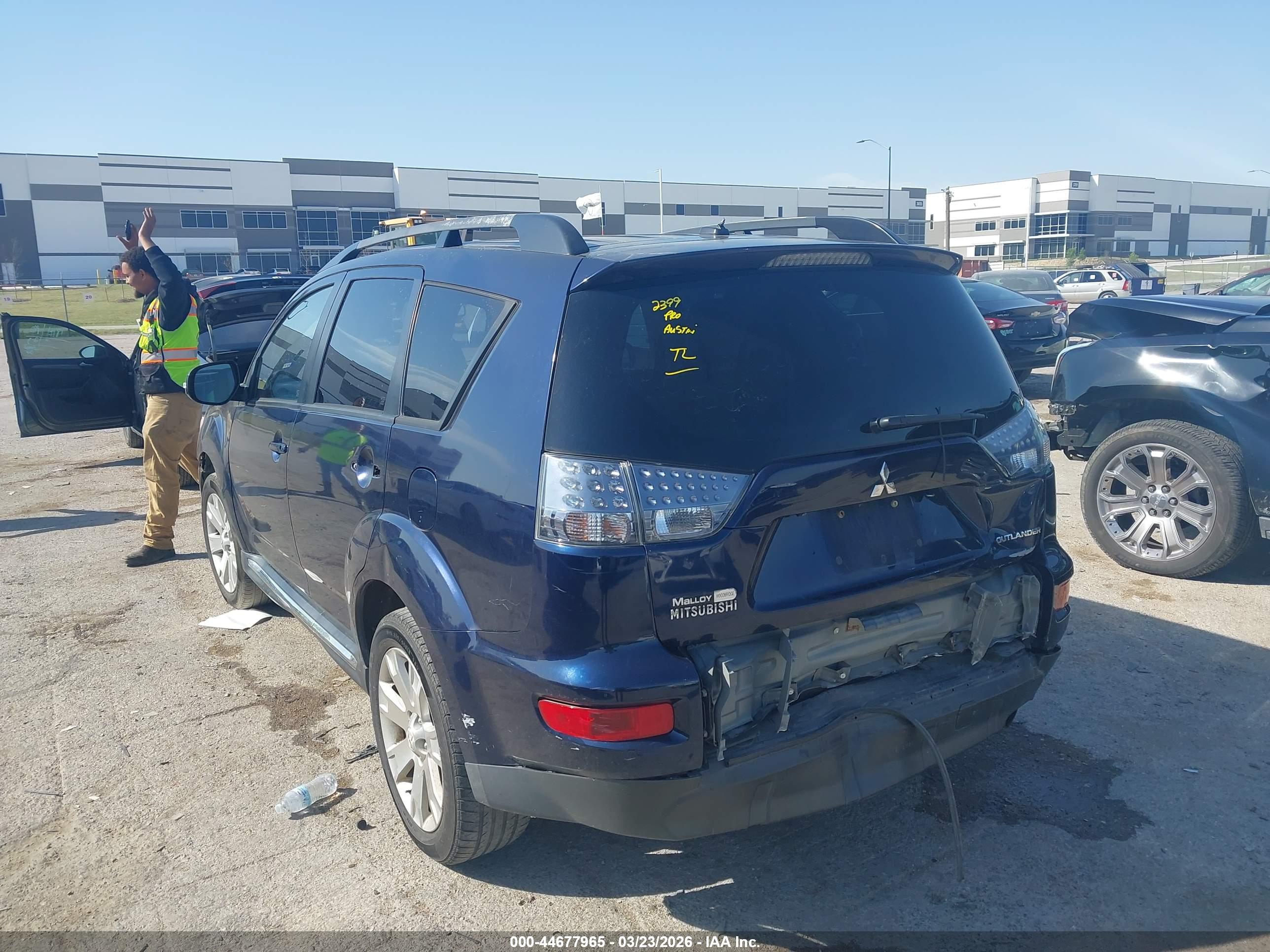 MITSUBISHI OUTLANDER image 3