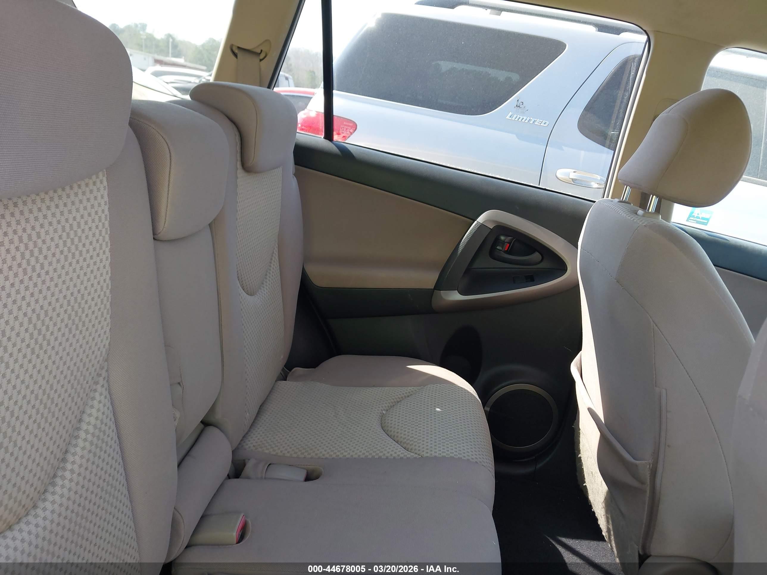 TOYOTA RAV4 image 8