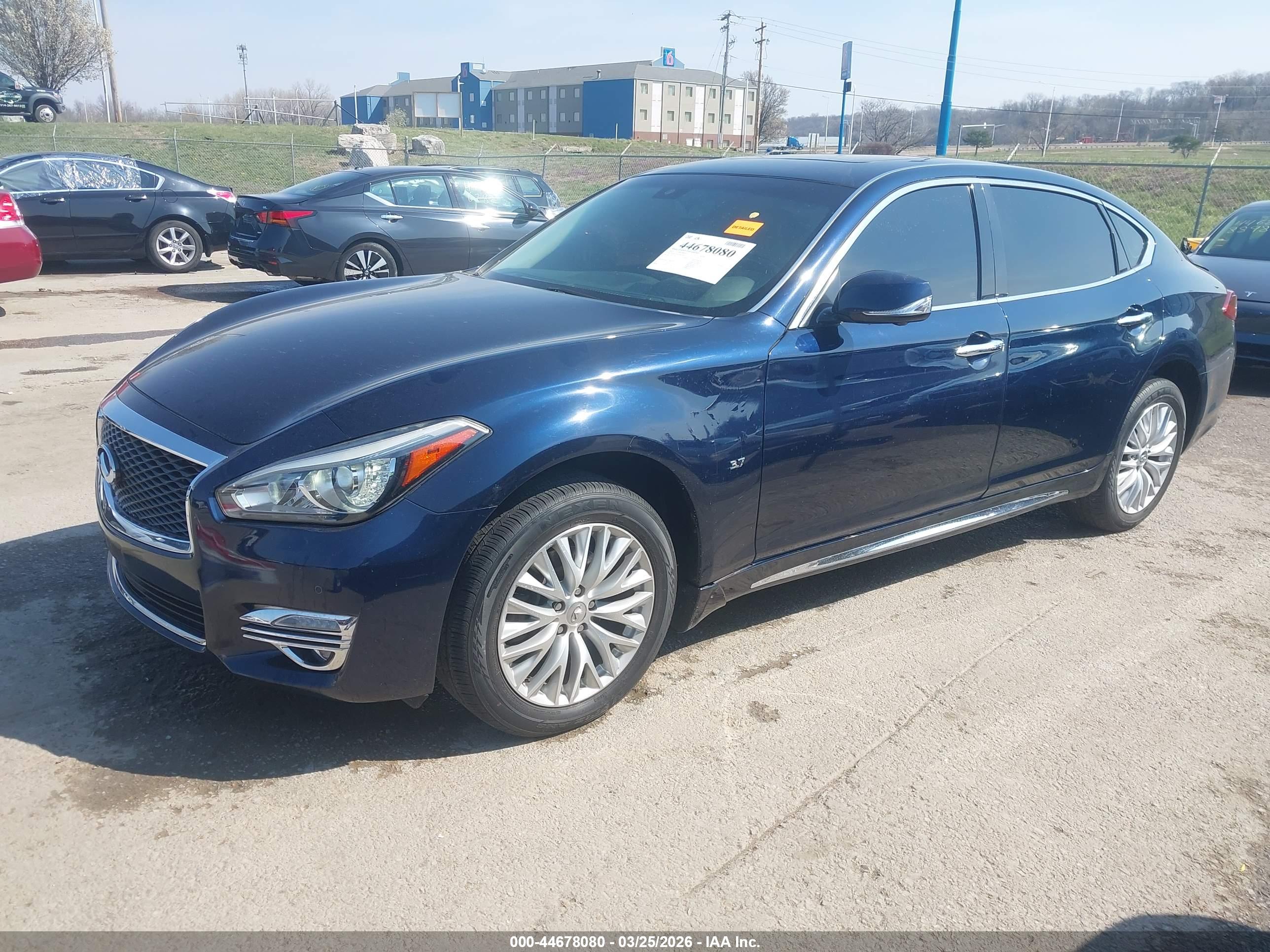 INFINITI Q70L image 2