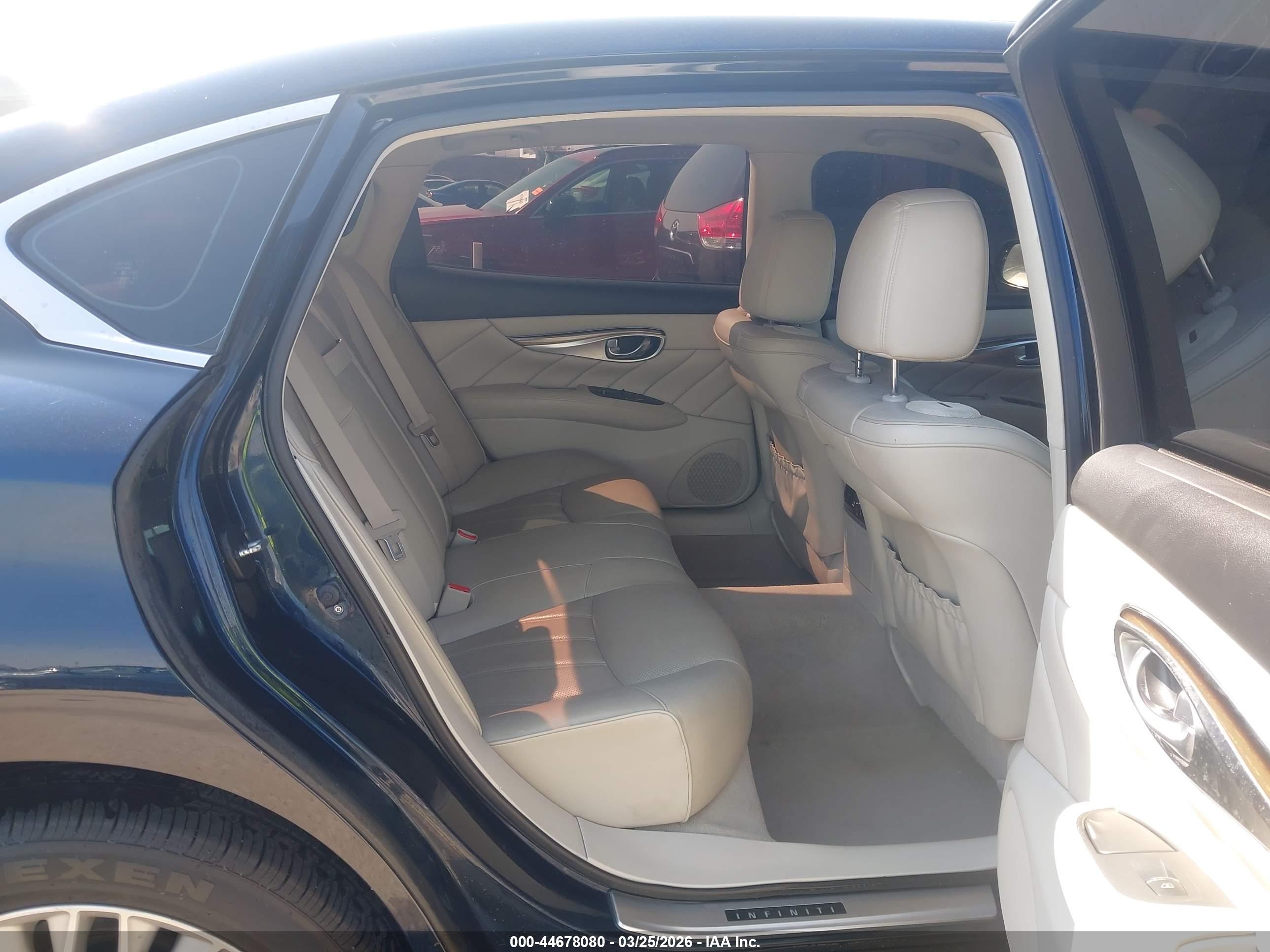 INFINITI Q70L image 8