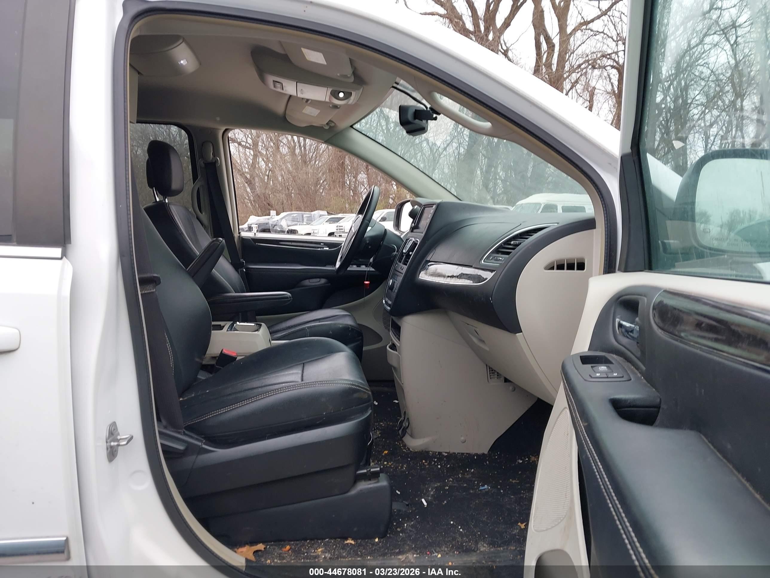 CHRYSLER TOWN image 5