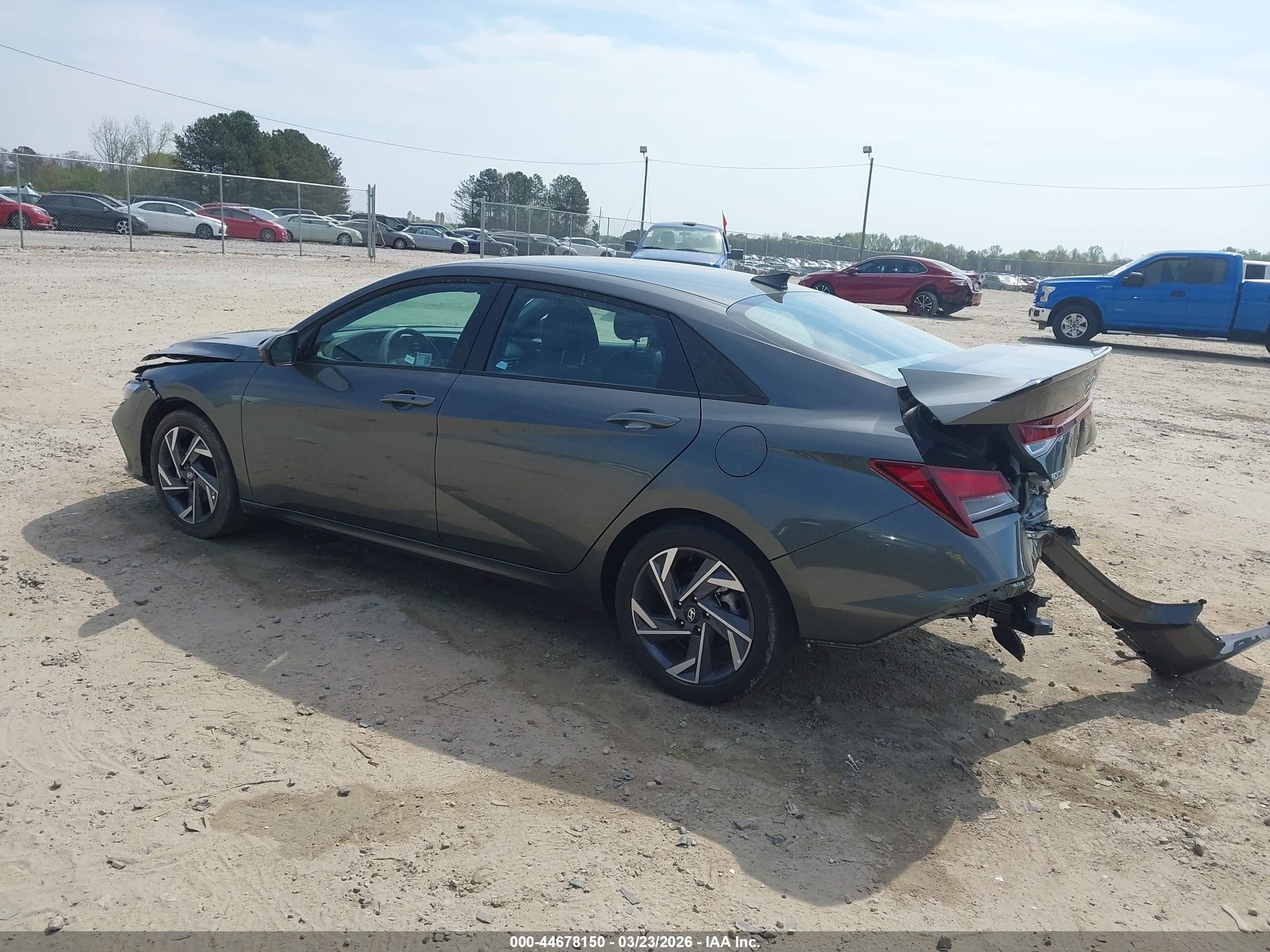 HYUNDAI ELANTRA image 3