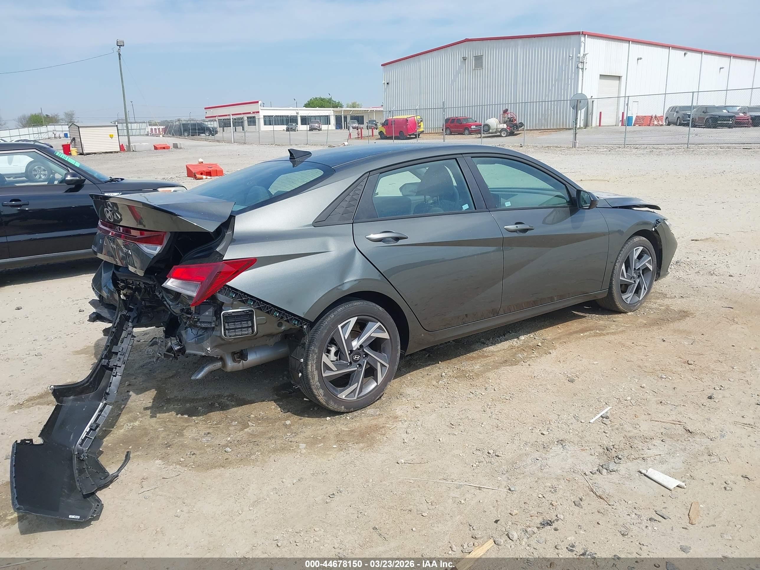 HYUNDAI ELANTRA image 4