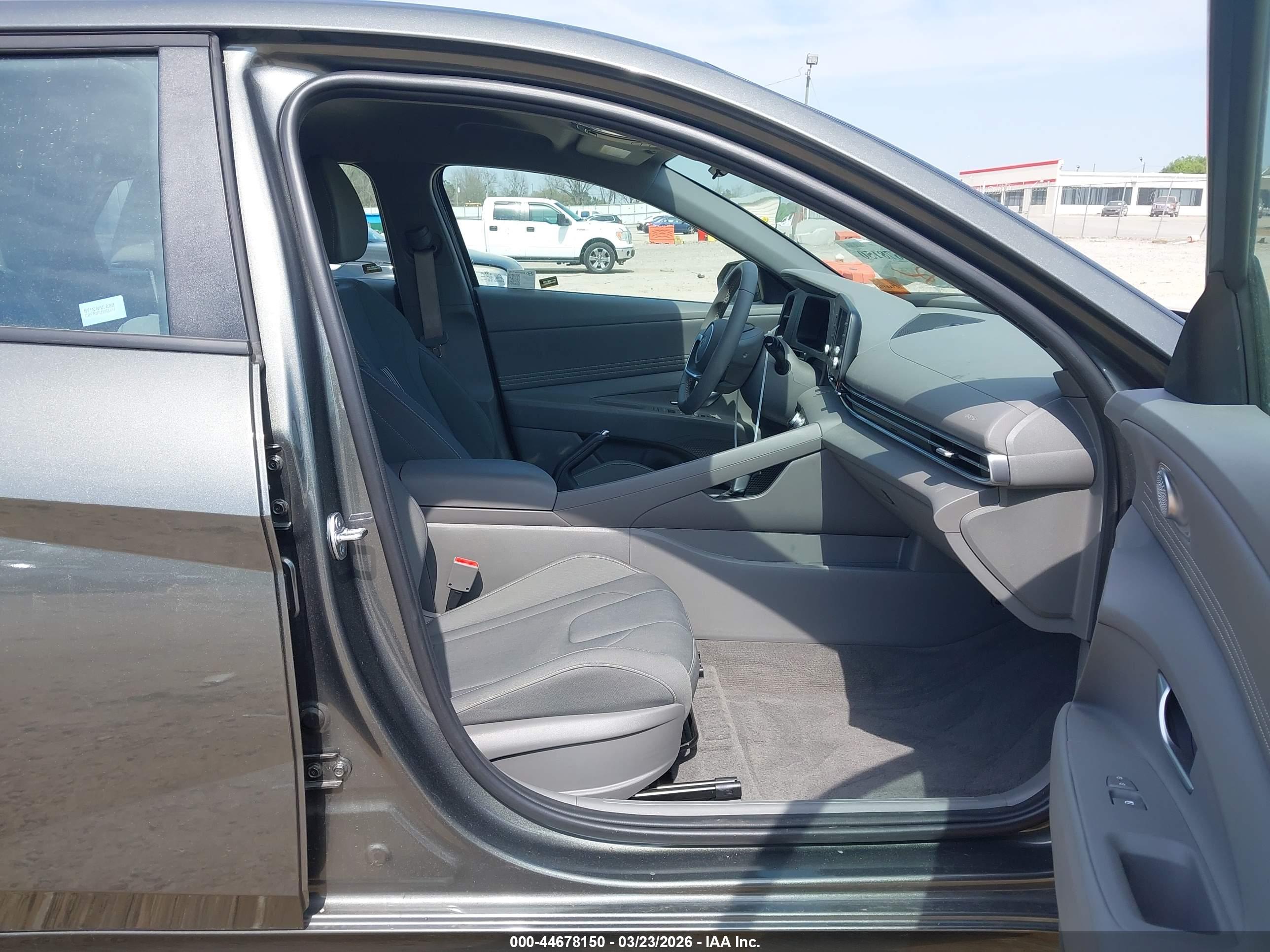 HYUNDAI ELANTRA image 5
