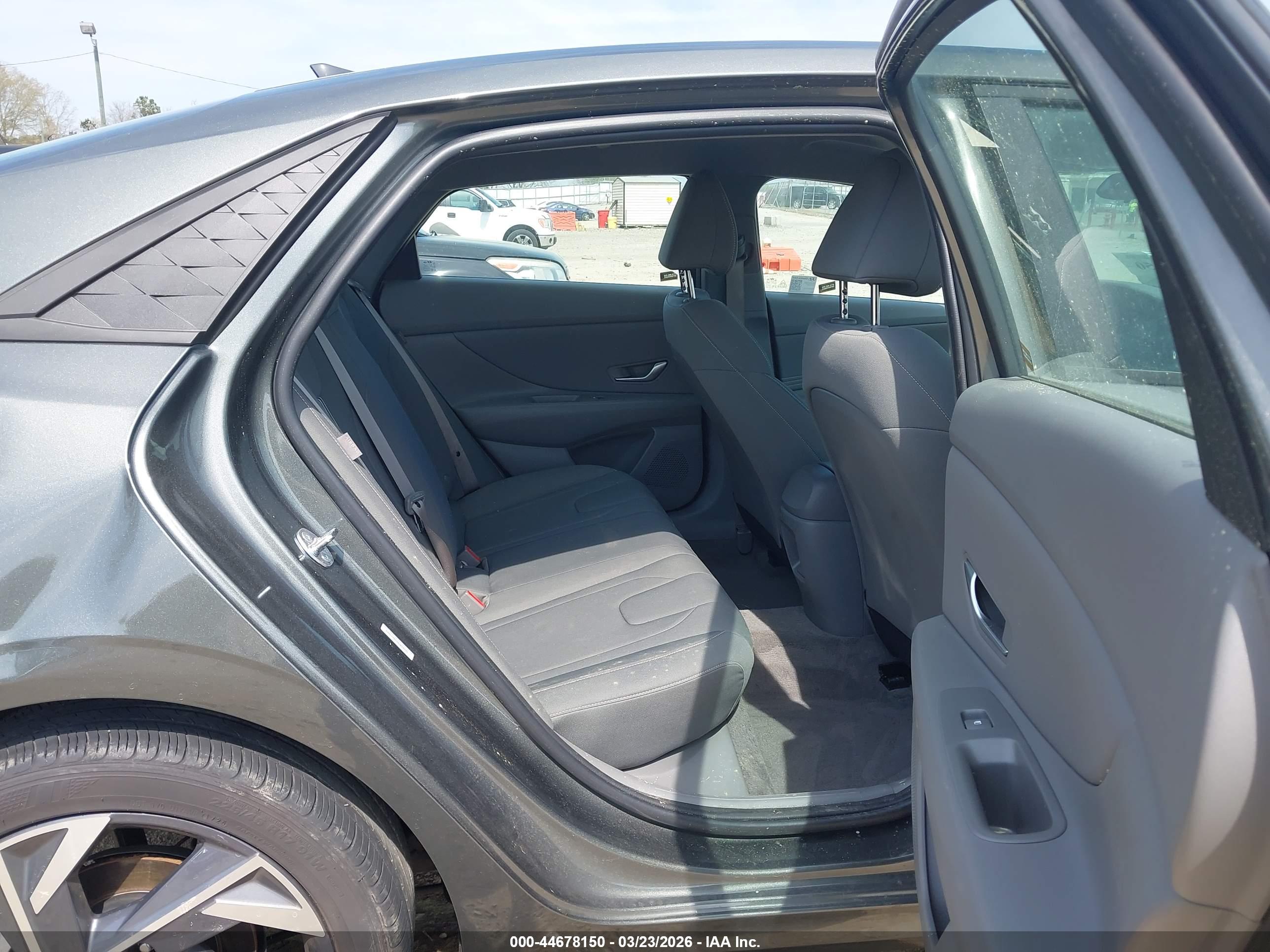 HYUNDAI ELANTRA image 8